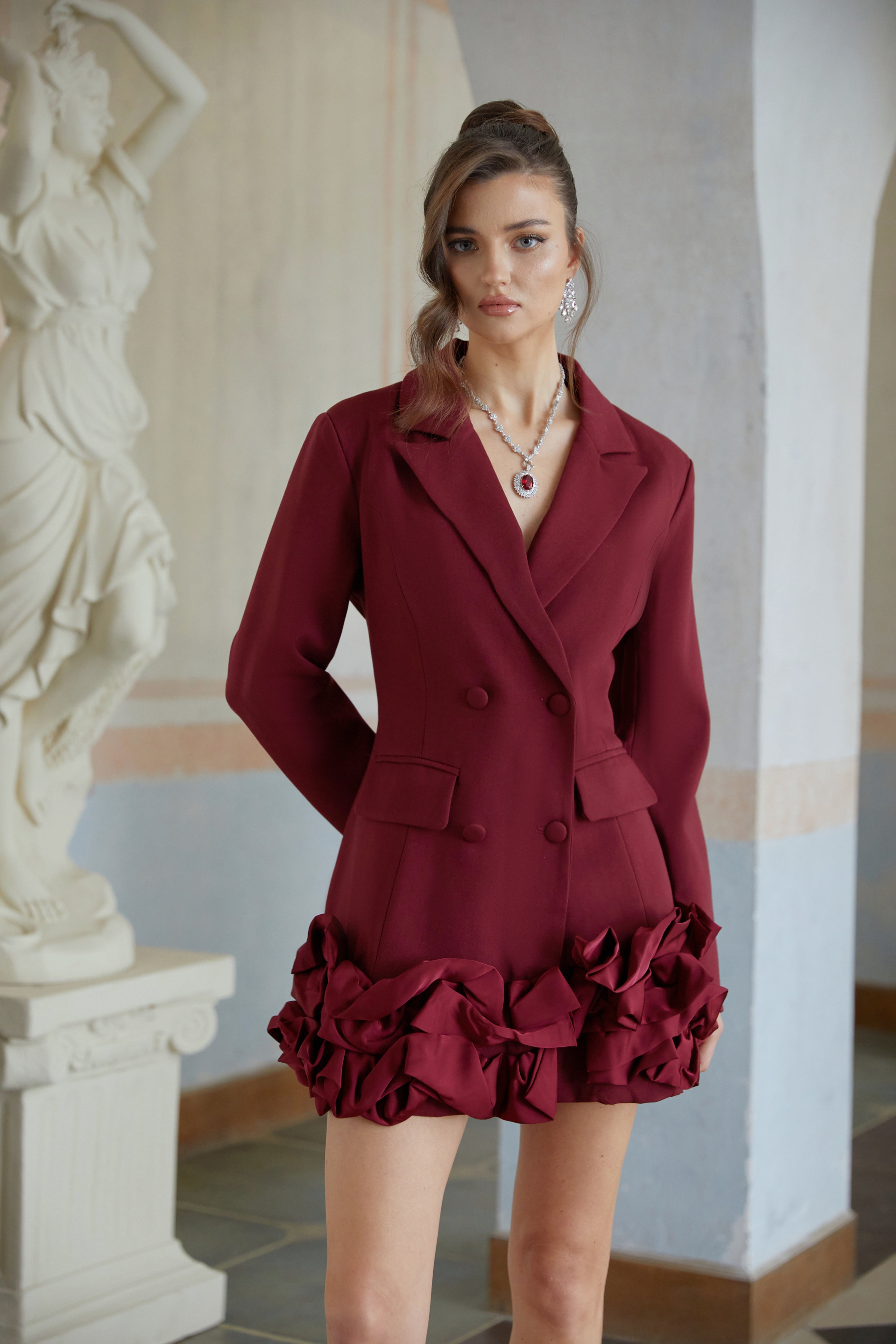 فستان بليزر قصير أحمر بأكمام منتفخة من Halldóra