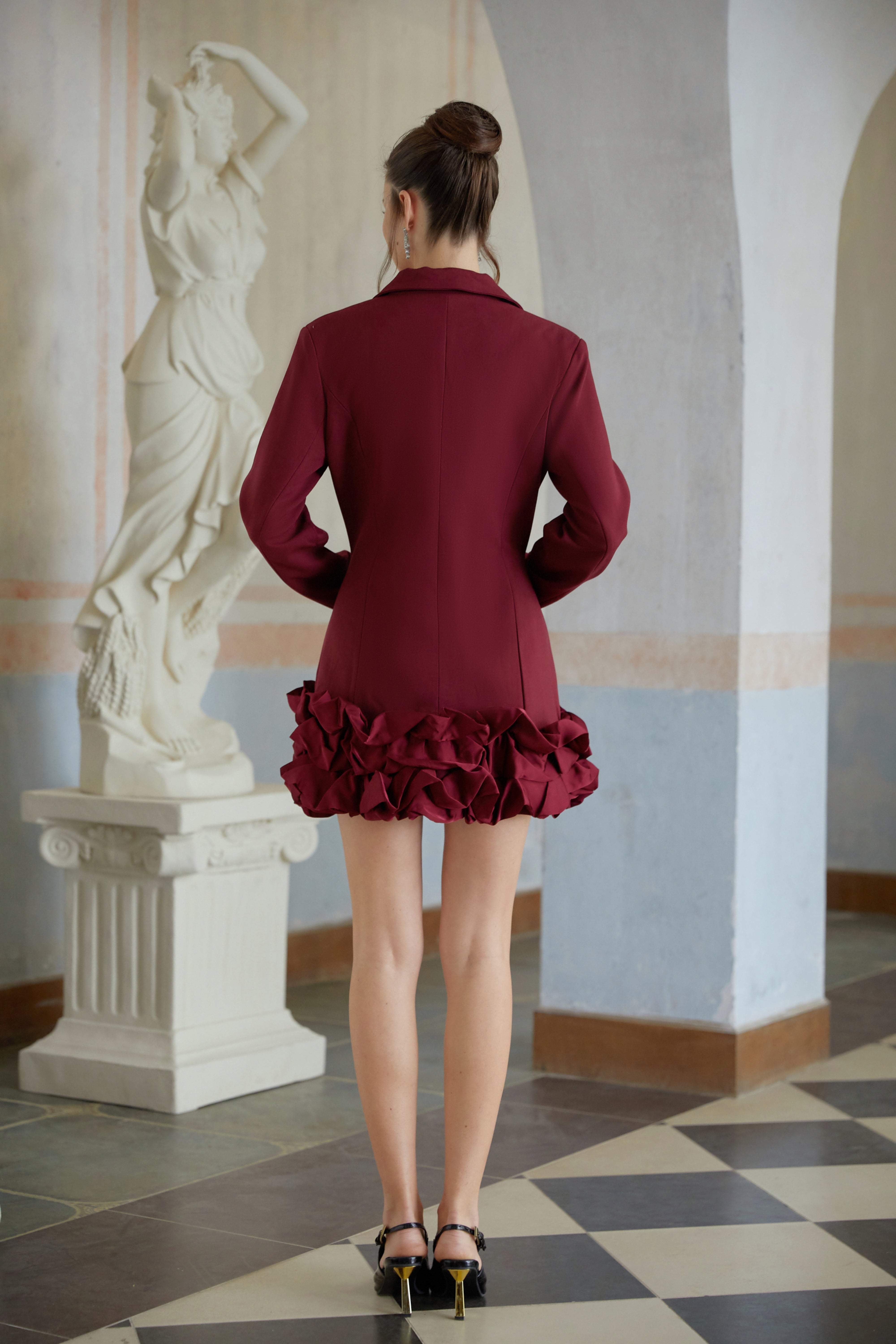 فستان بليزر قصير أحمر بأكمام منتفخة من Halldóra