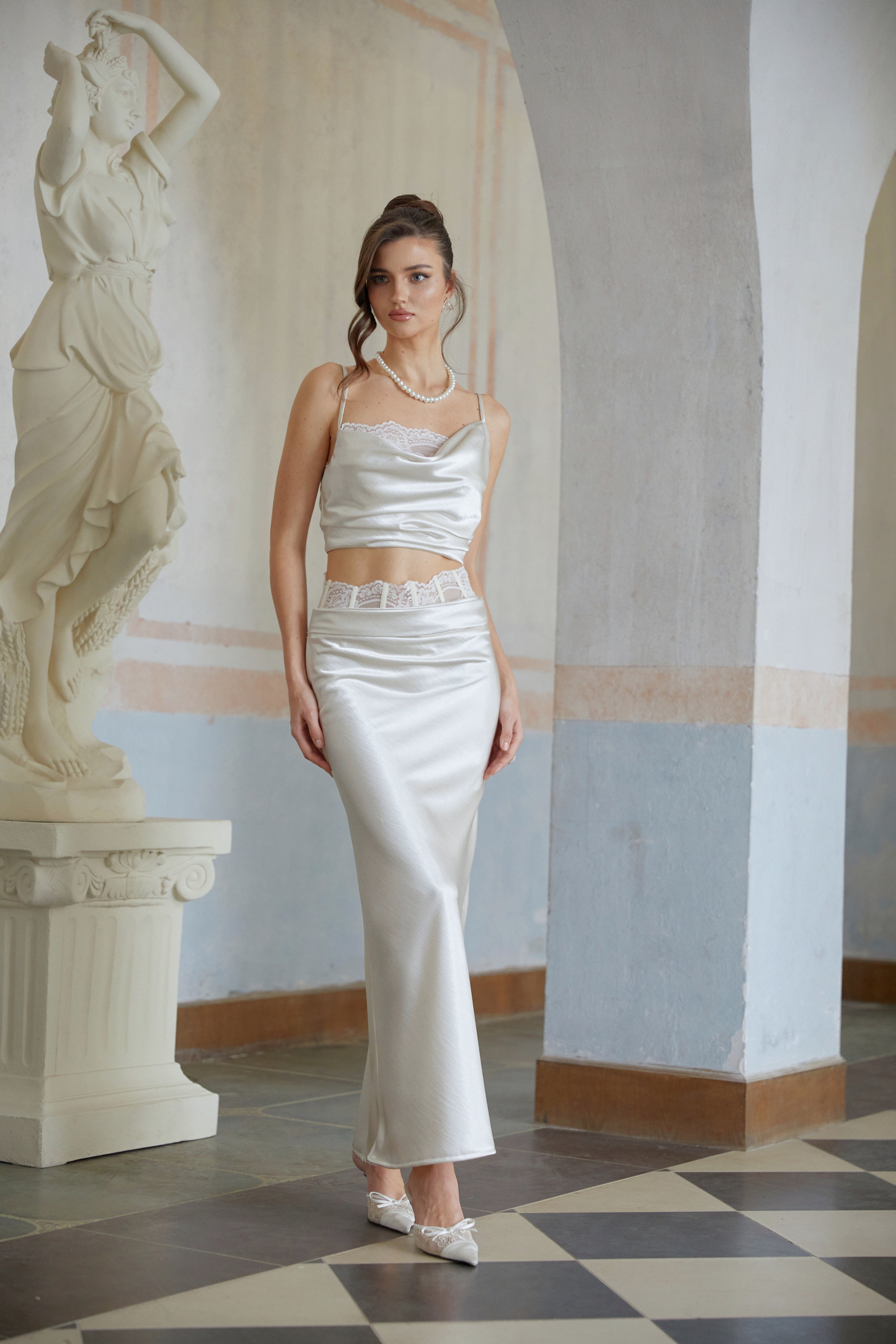 تنورة ماكسي إيفا بيضاء مزينة بنقشة زهور من الدانتيل