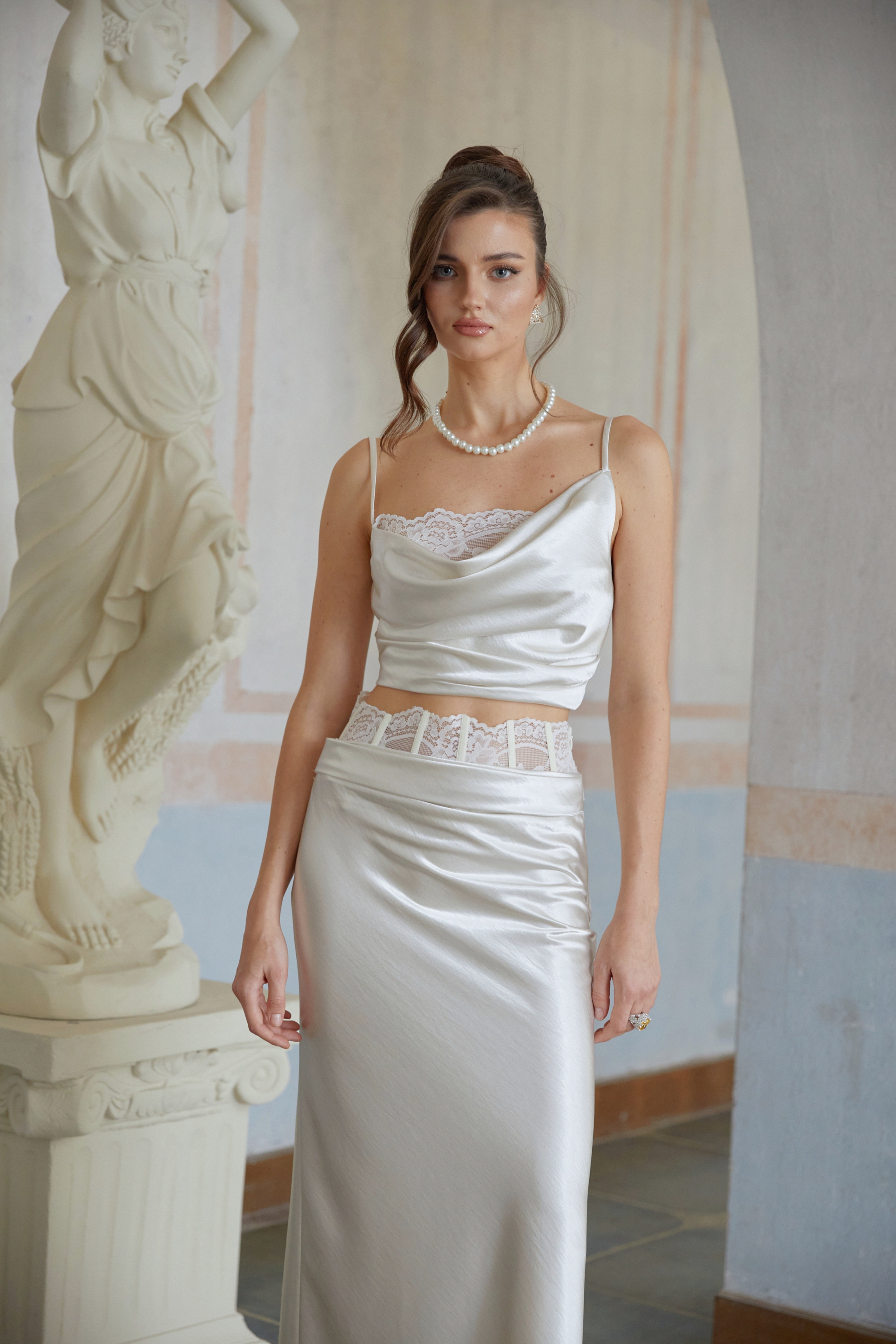 تنورة ماكسي إيفا بيضاء مزينة بنقشة زهور من الدانتيل