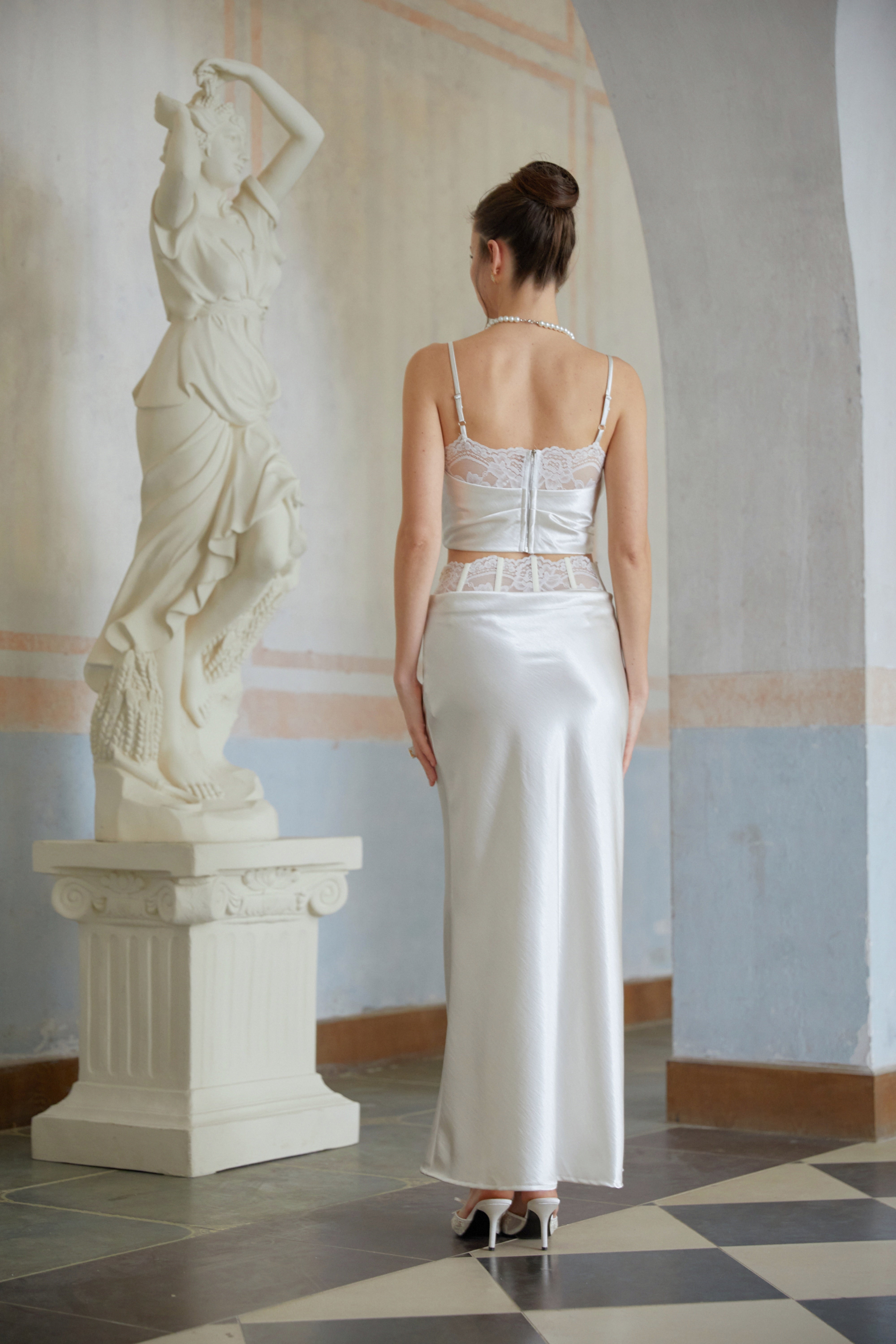 تنورة ماكسي إيفا بيضاء مزينة بنقشة زهور من الدانتيل