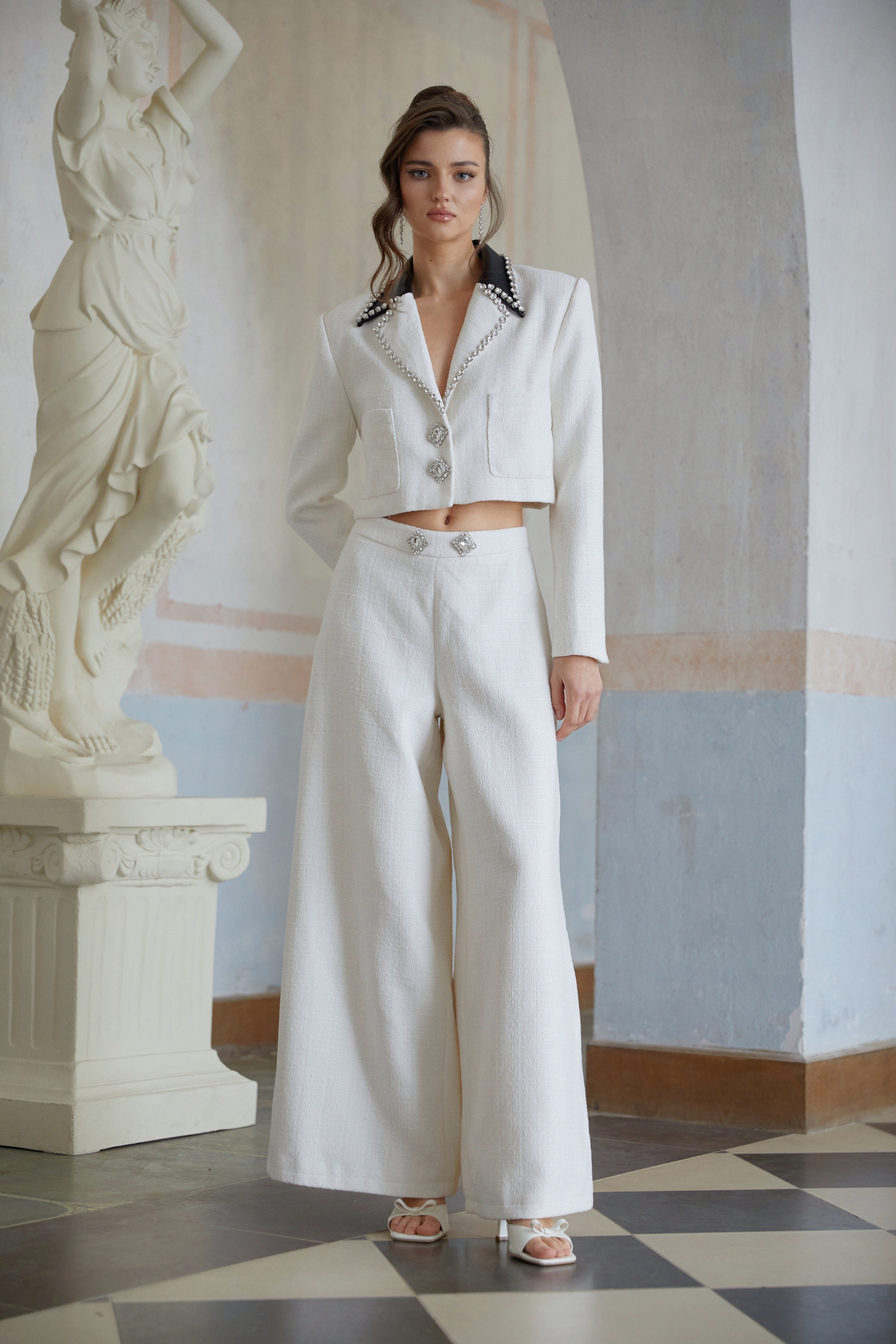 طقم جاكيت وسروال من التوييد الأبيض مزين بتطريزات من تيندرا