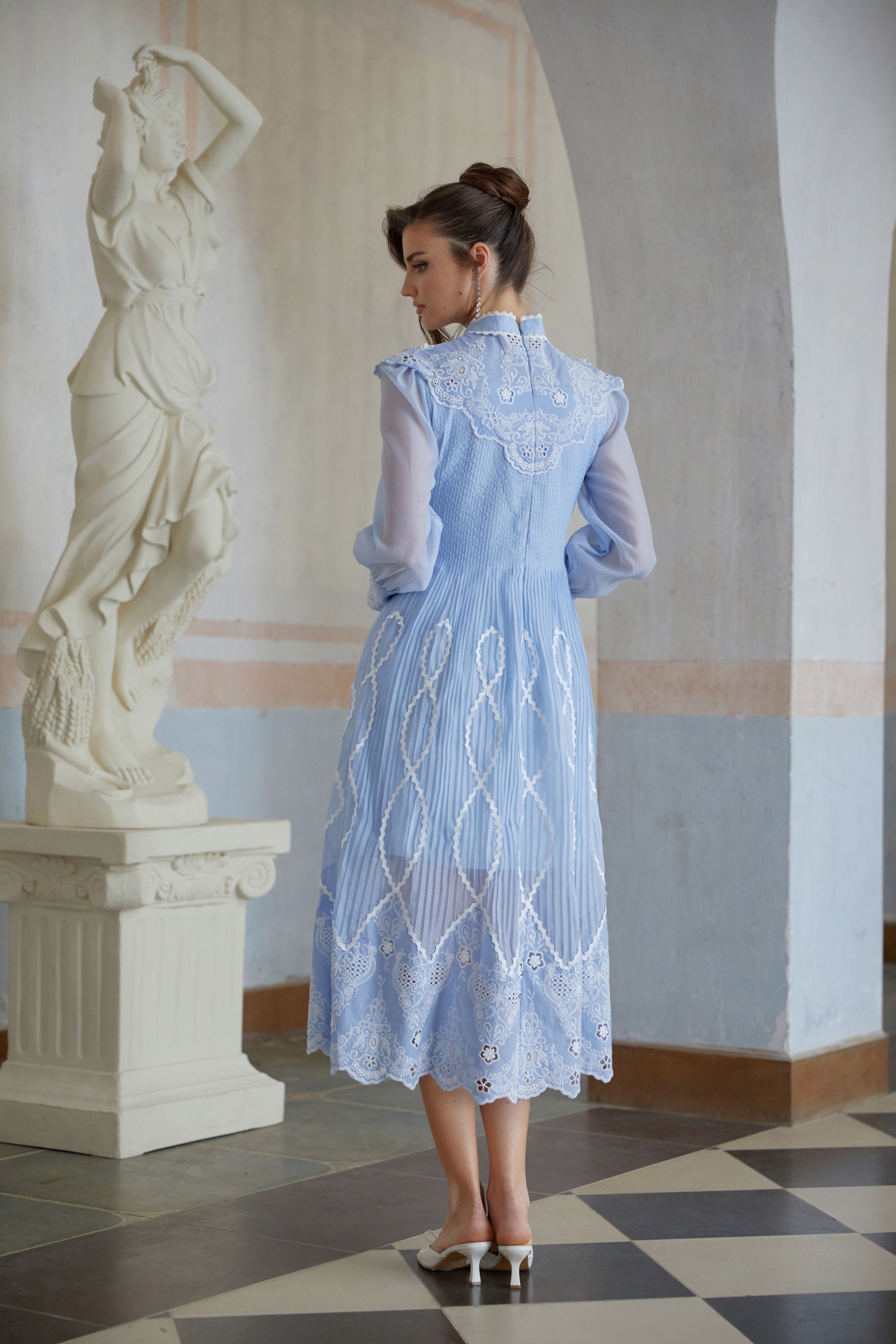 فستان فرنشيسكا متوسط الطول ذو الطيات المزينة بشريط دانتيل أزرق