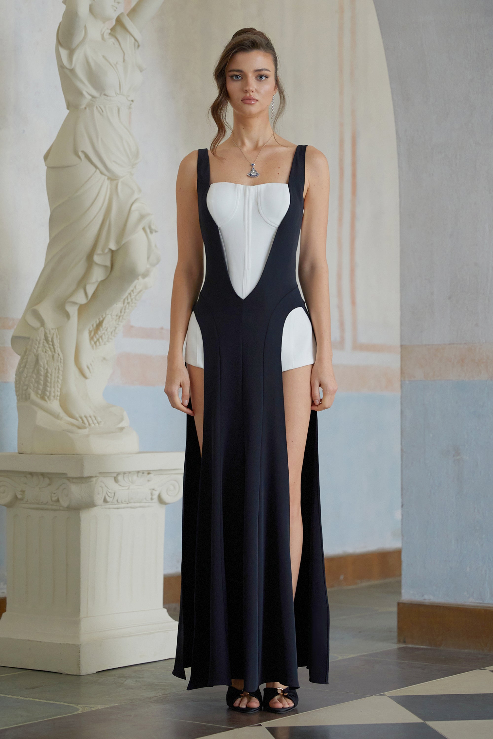 Róisín Maxikleid mit korsettiertem Body-Einsatz in Farbblockoptik