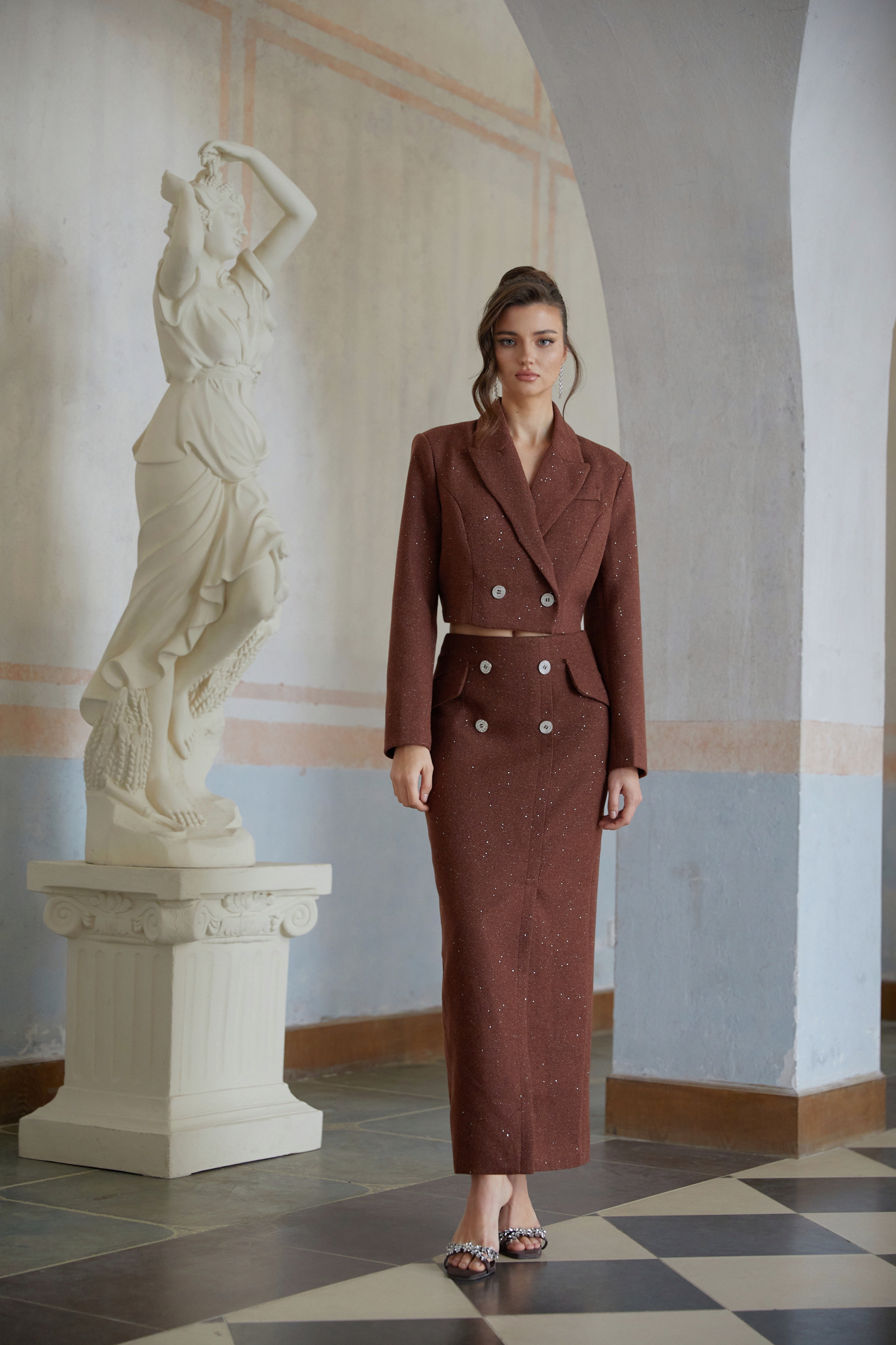 طقم جاكيت وتنورة مزدوج الصدر مزين بالترتر من إميليا براون