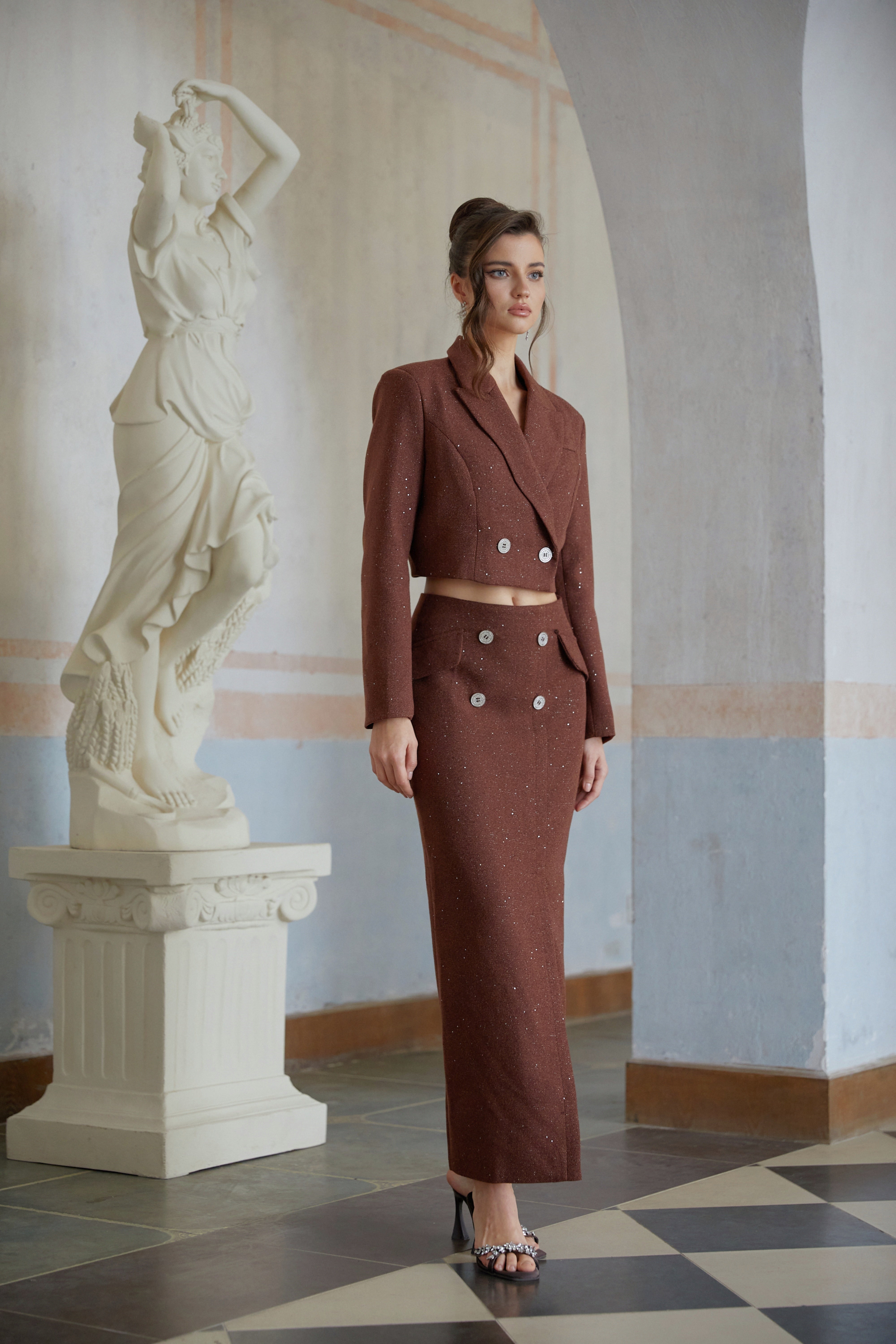 طقم جاكيت وتنورة مزدوج الصدر مزين بالترتر من إميليا براون