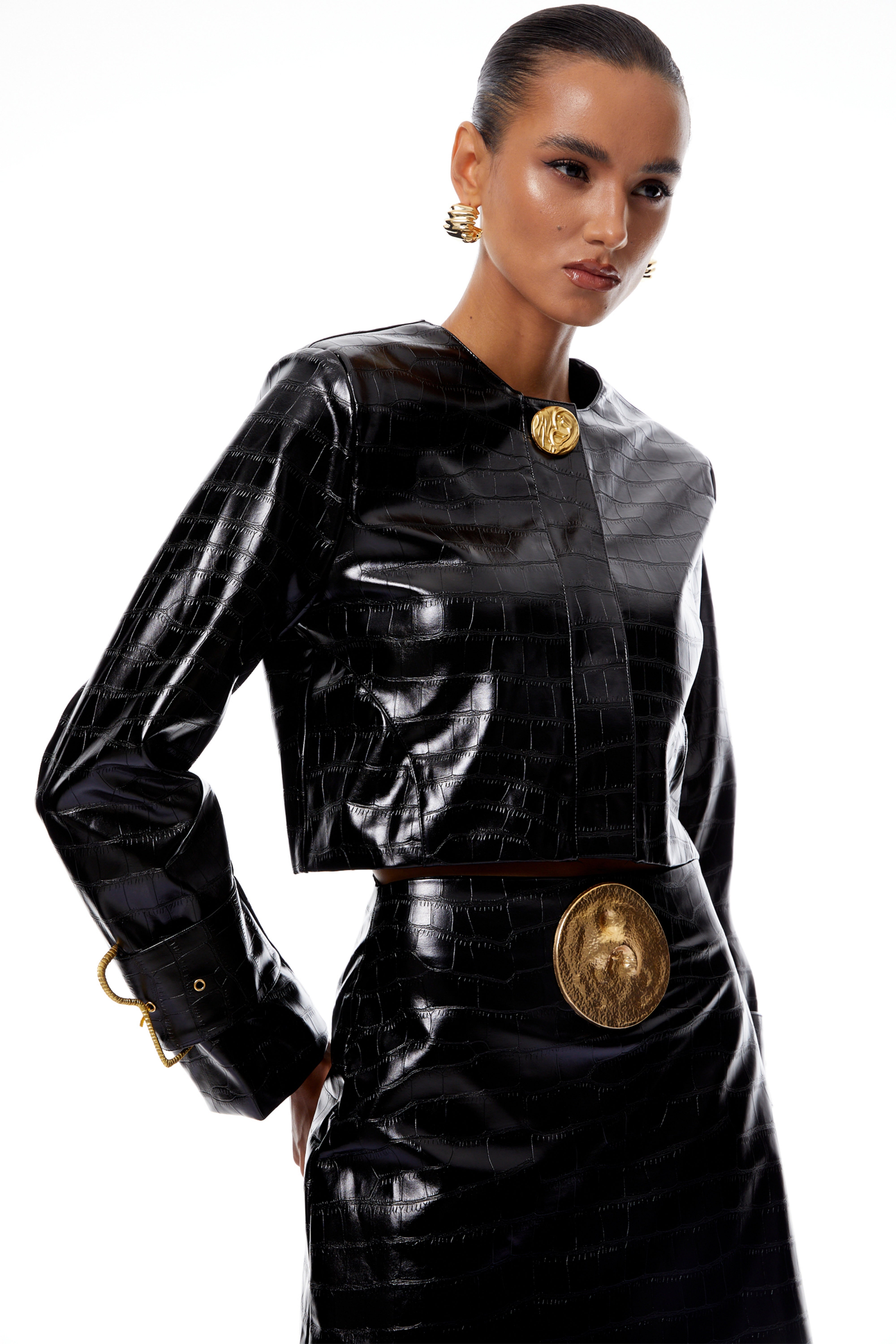 طقم جاكيت وتنورة من الجلد المطبوع بنقشة جلد التمساح باللون الأسود من Gunilla