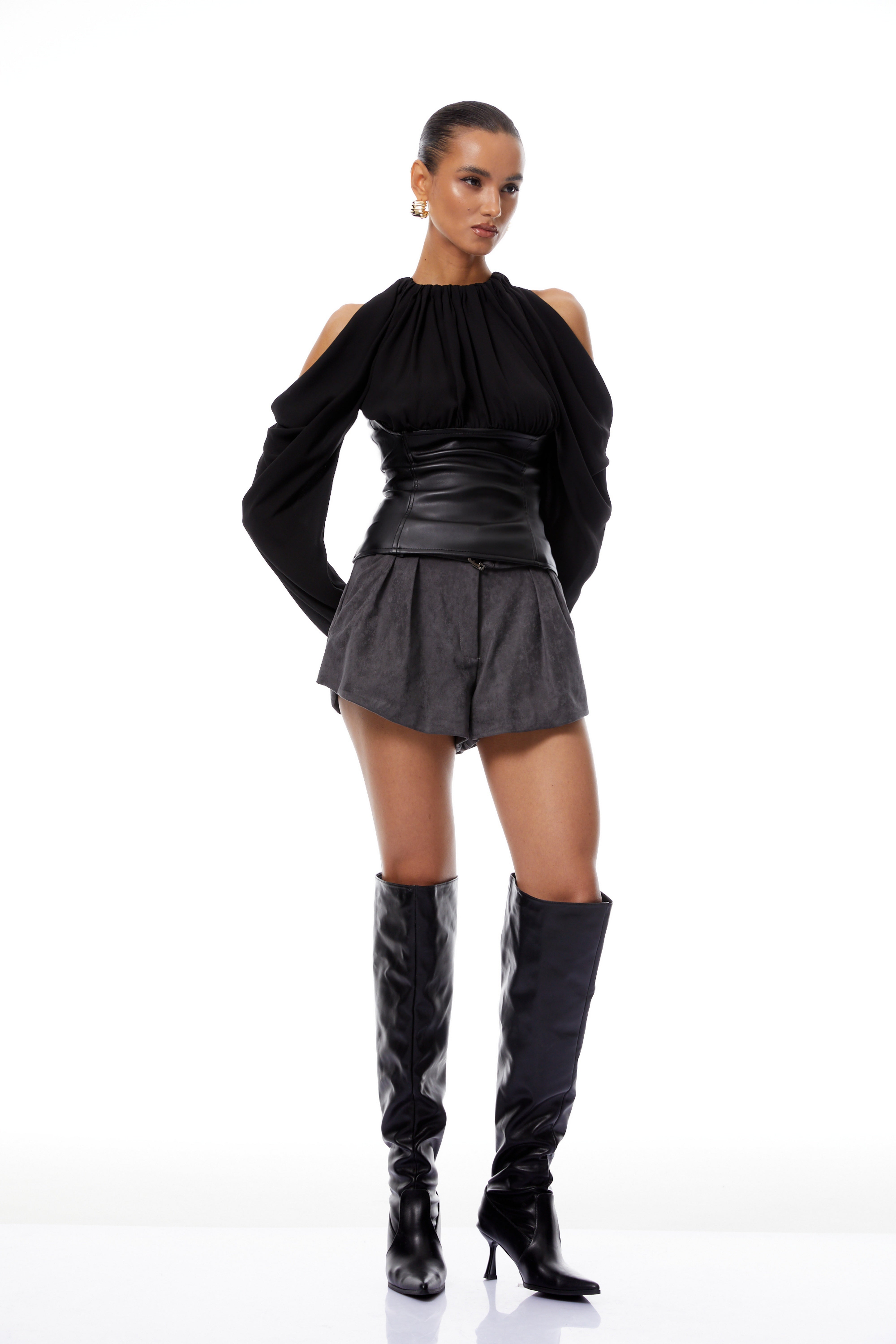 بلوزة أورسا الجلدية السوداء ذات الكتفين المكشوفتين
