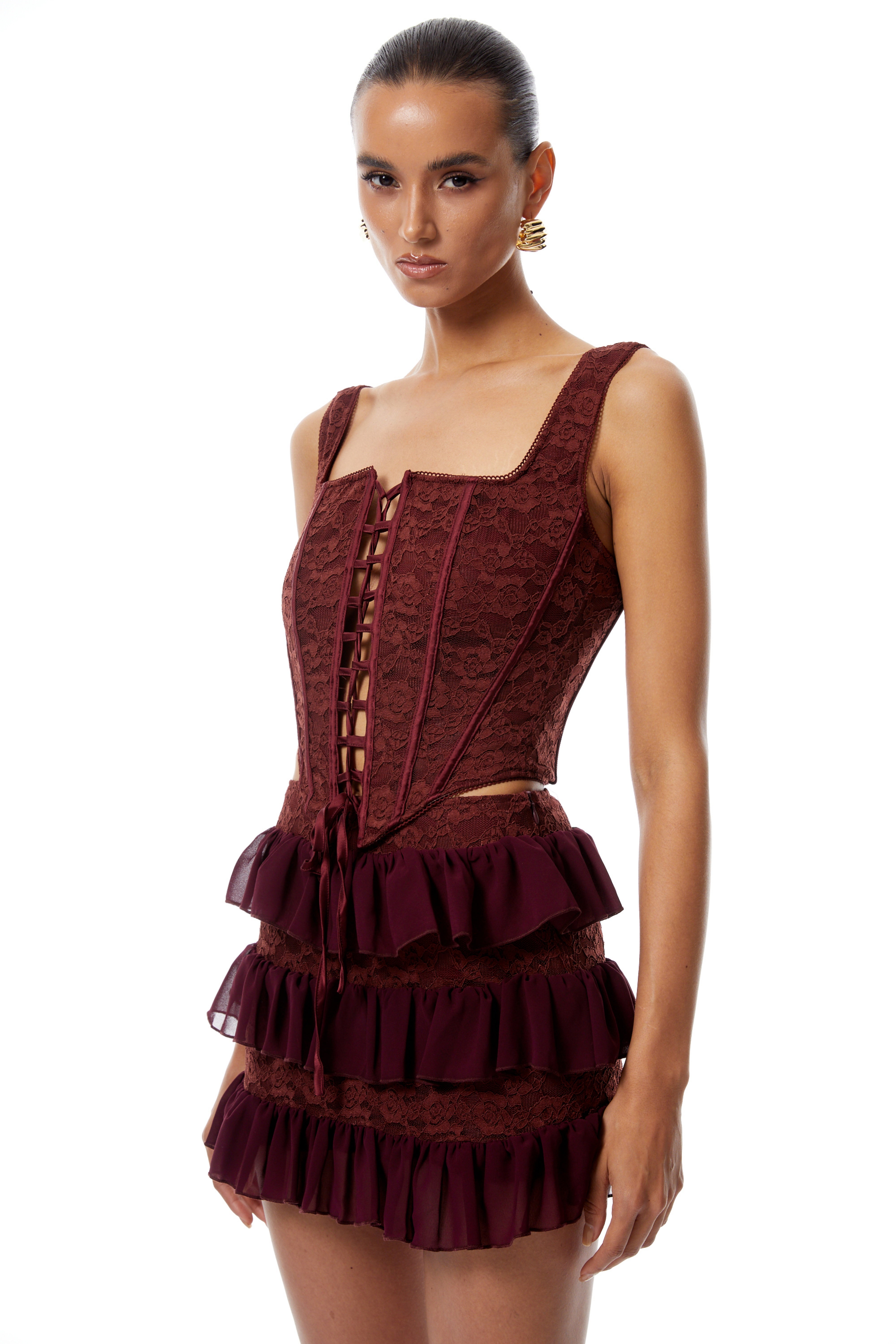 طقم ليوني من قميص و تنورة من الدانتيل المنقوش بالزهور باللون الأحمر