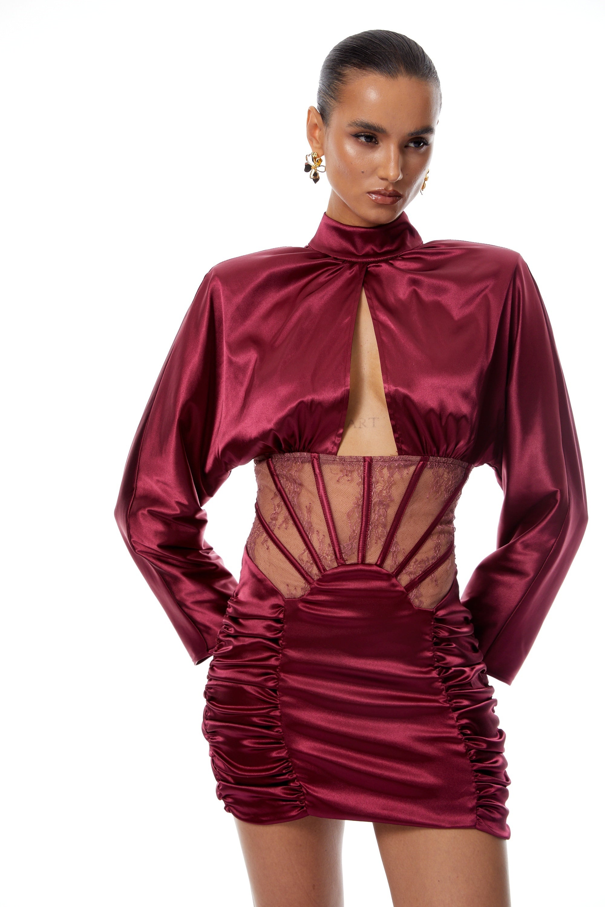 فستان قصير من الساتان بتصميم شبكي من الدانتيل الأحمر مع طبقة من التول، طراز إميليدا.