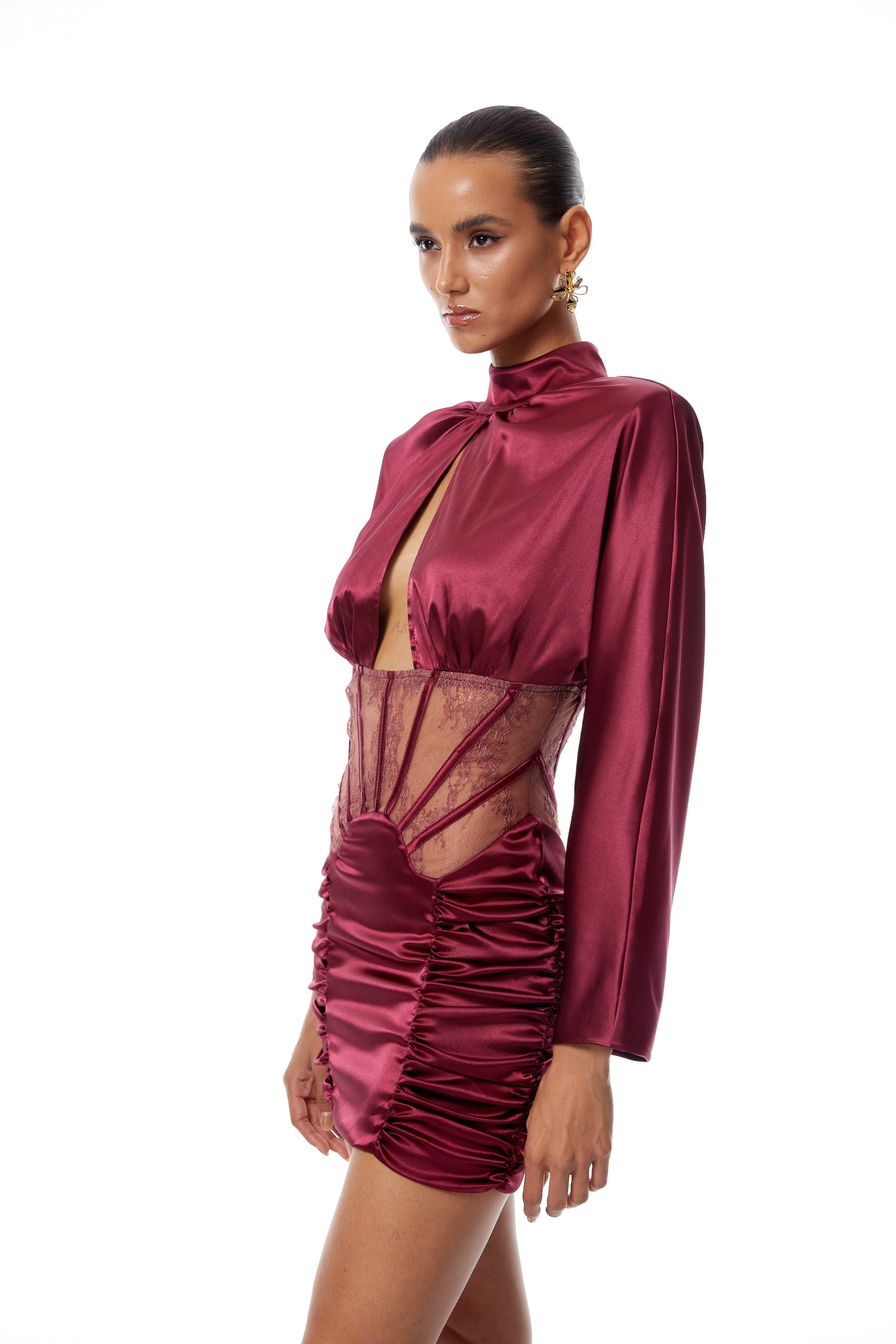 فستان قصير من الساتان بتصميم شبكي من الدانتيل الأحمر مع طبقة من التول، طراز إميليدا.