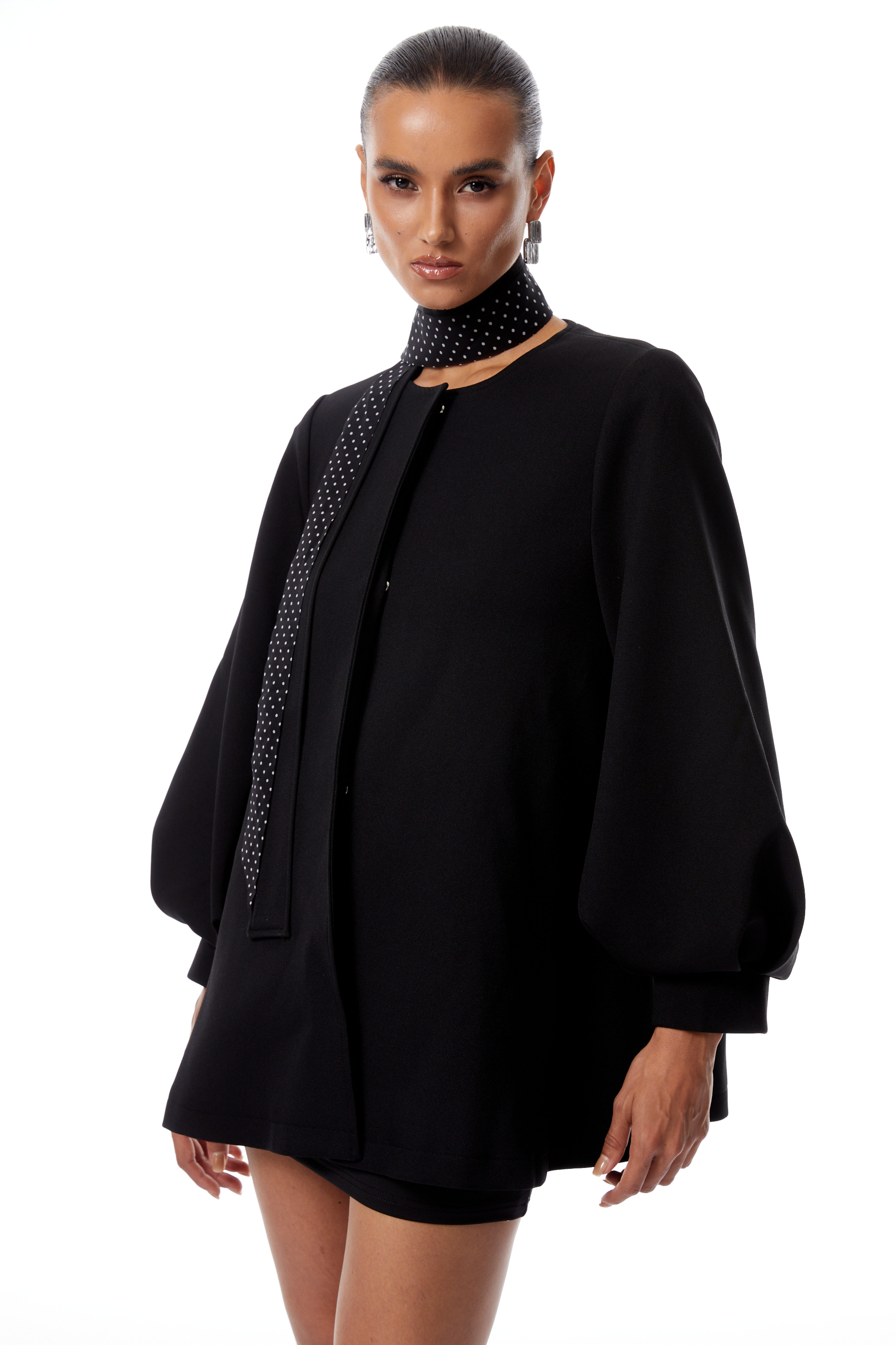 معطف سيمون الأسود القصير بأكمام منفوخة (بدون وشاح منقط)