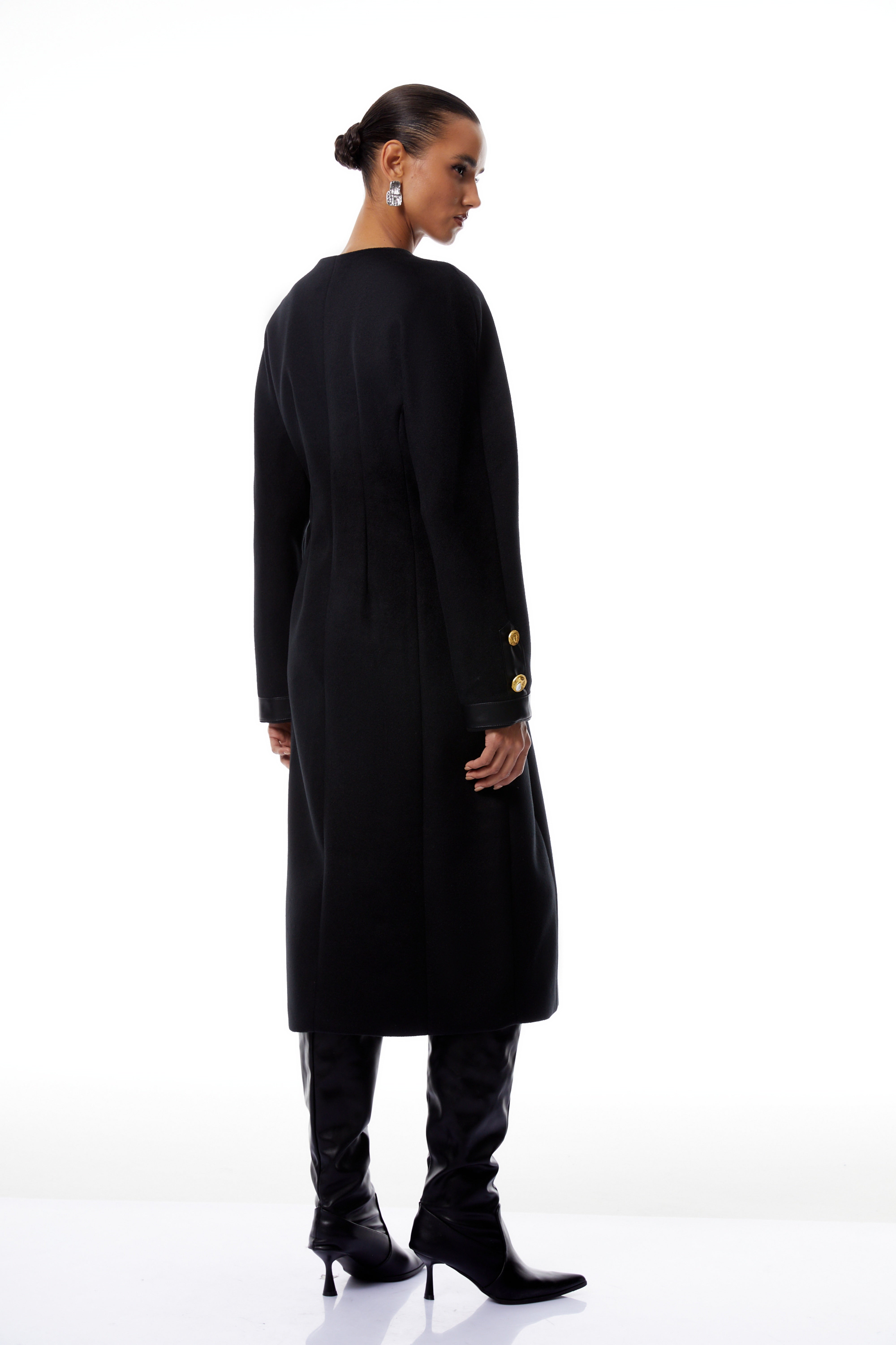 معطف ستيفانيا الأسود المزخرف بأزرار من التويد