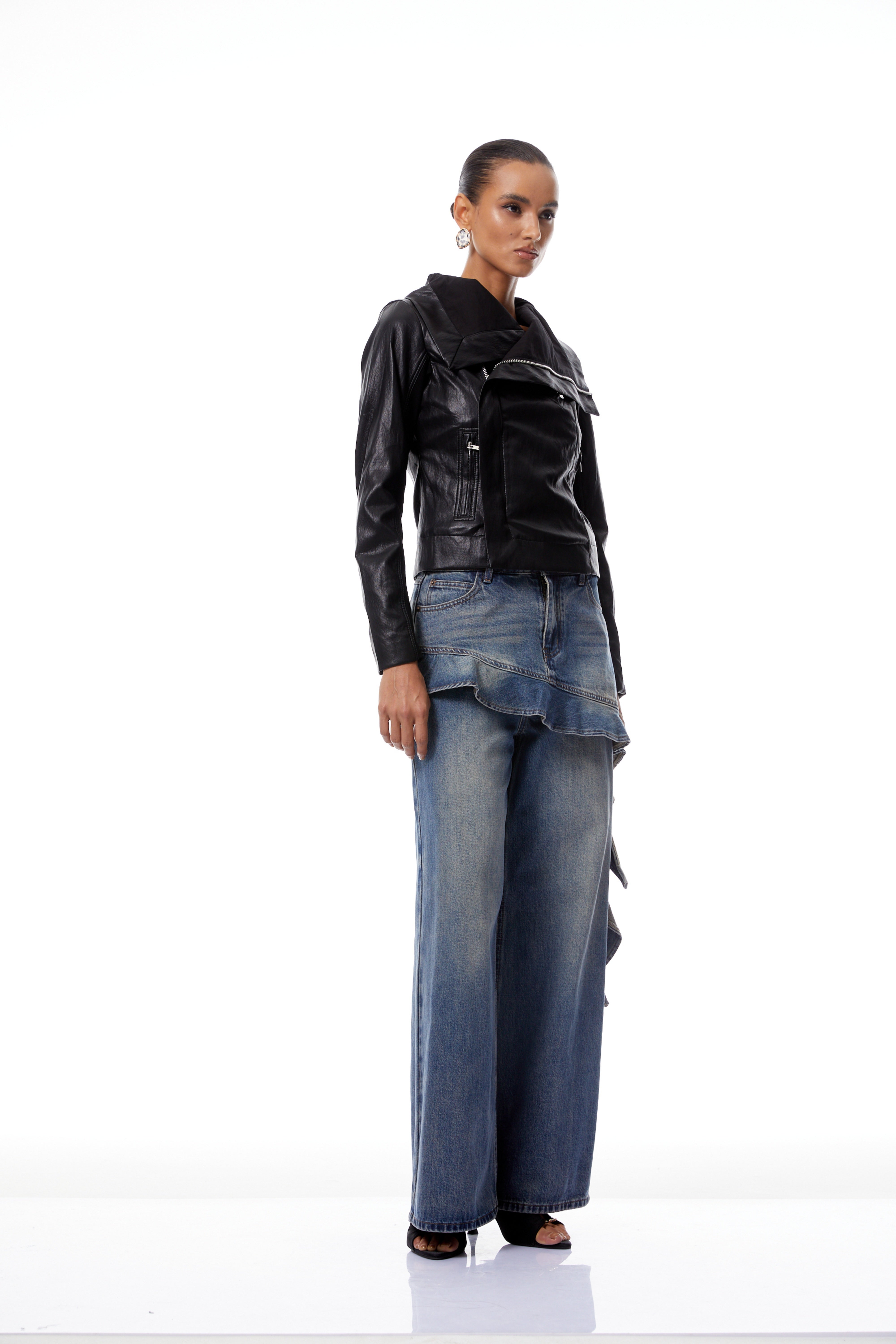 سترة جلدية سوداء غير متماثلة من Elfriede لراكبي الدراجات النارية