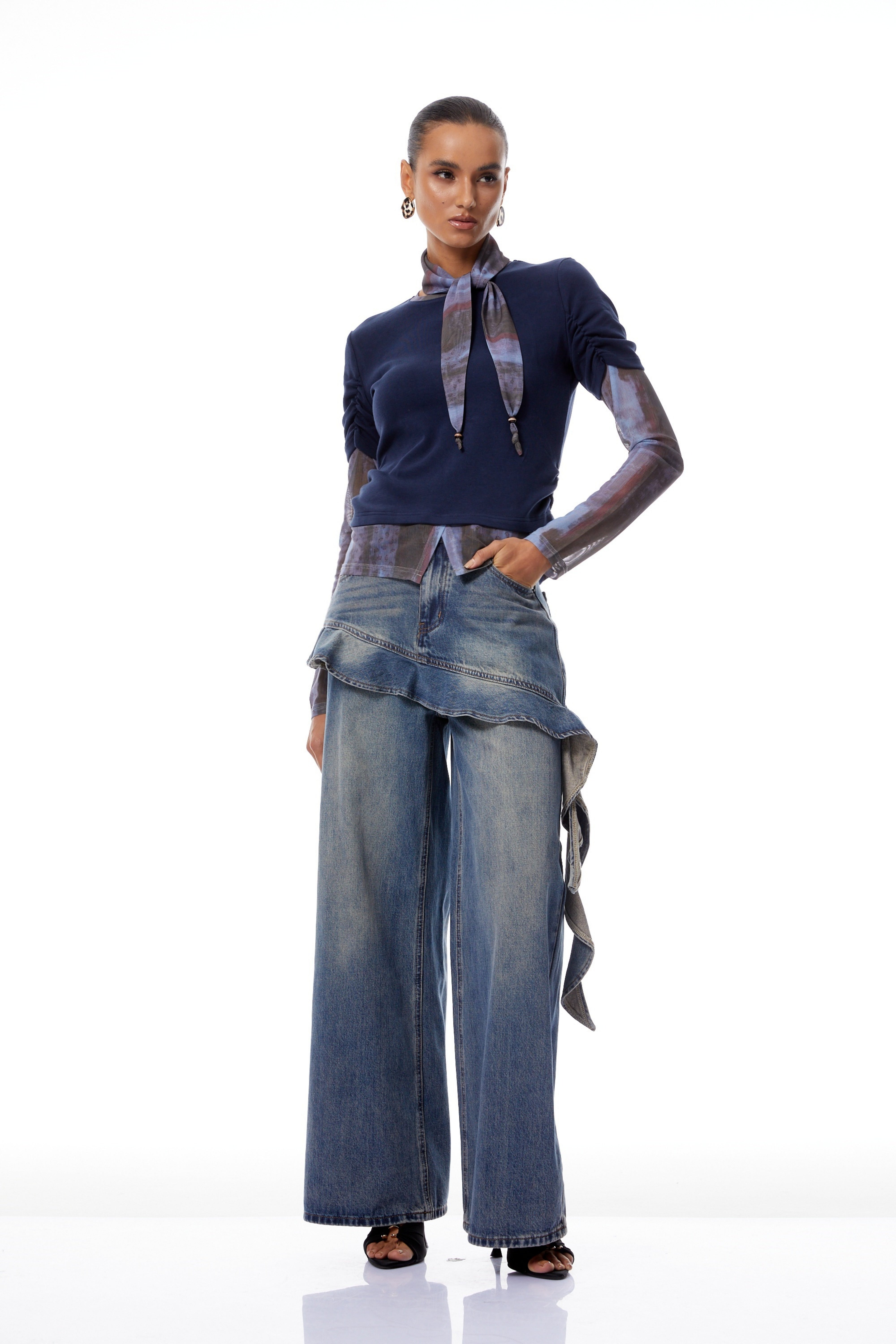 بلوزة كلوديا بلو ذات وشاح للرقبة ولوحة مصبوغة بالربط