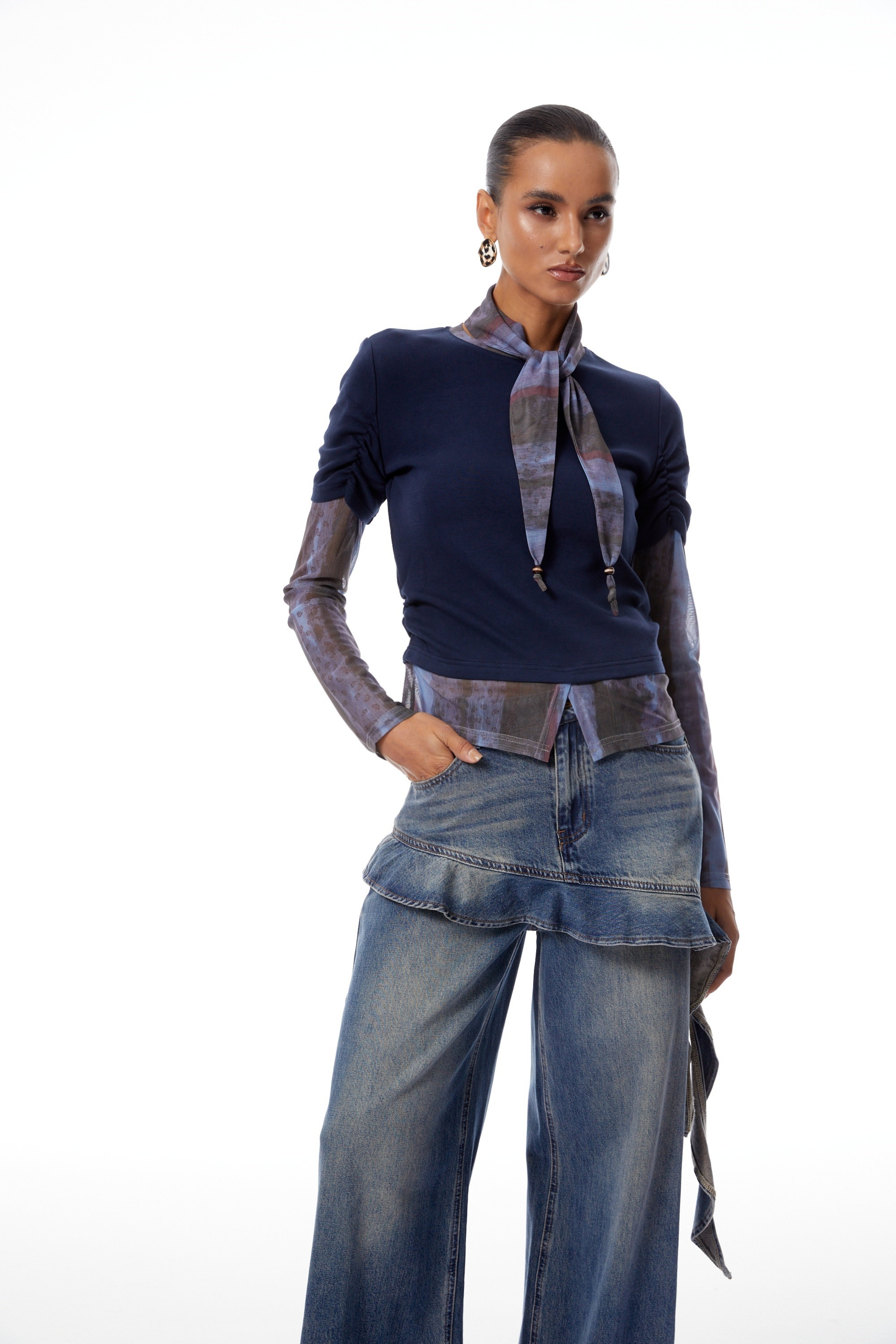 بلوزة كلوديا بلو ذات وشاح للرقبة ولوحة مصبوغة بالربط