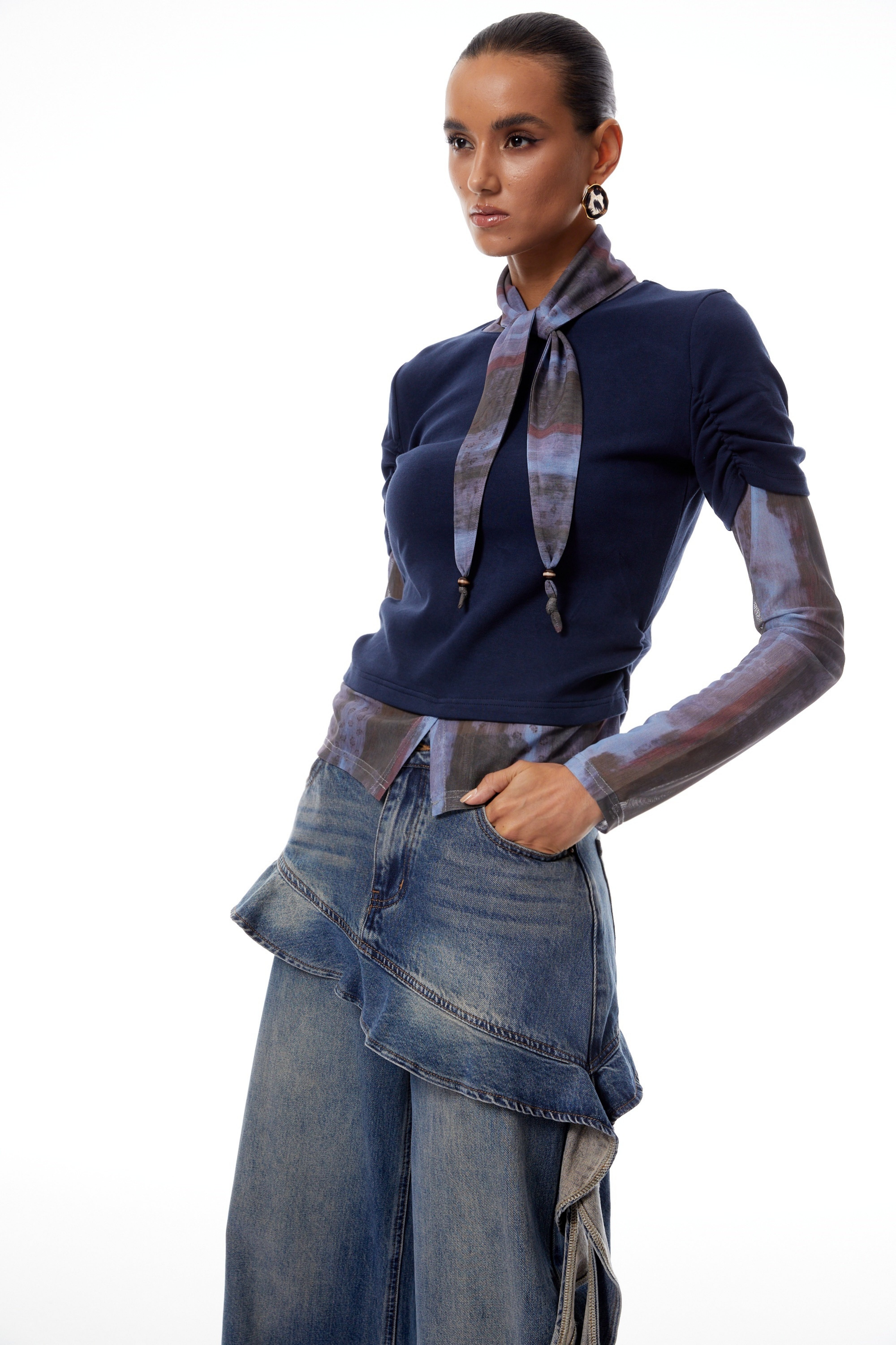 بلوزة كلوديا بلو ذات وشاح للرقبة ولوحة مصبوغة بالربط