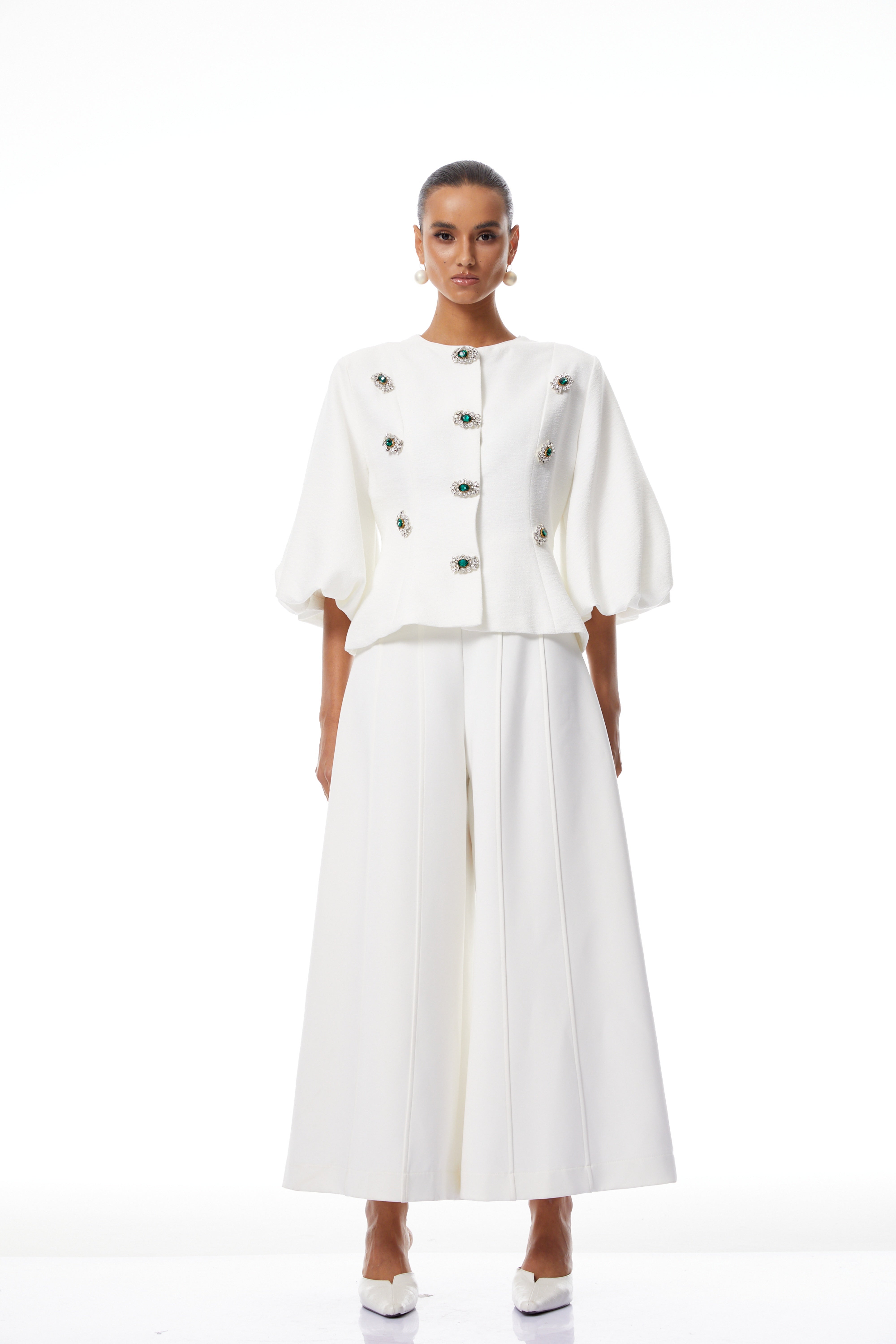 جاكيت بيرينايس قصير مزين بالترتر الأبيض