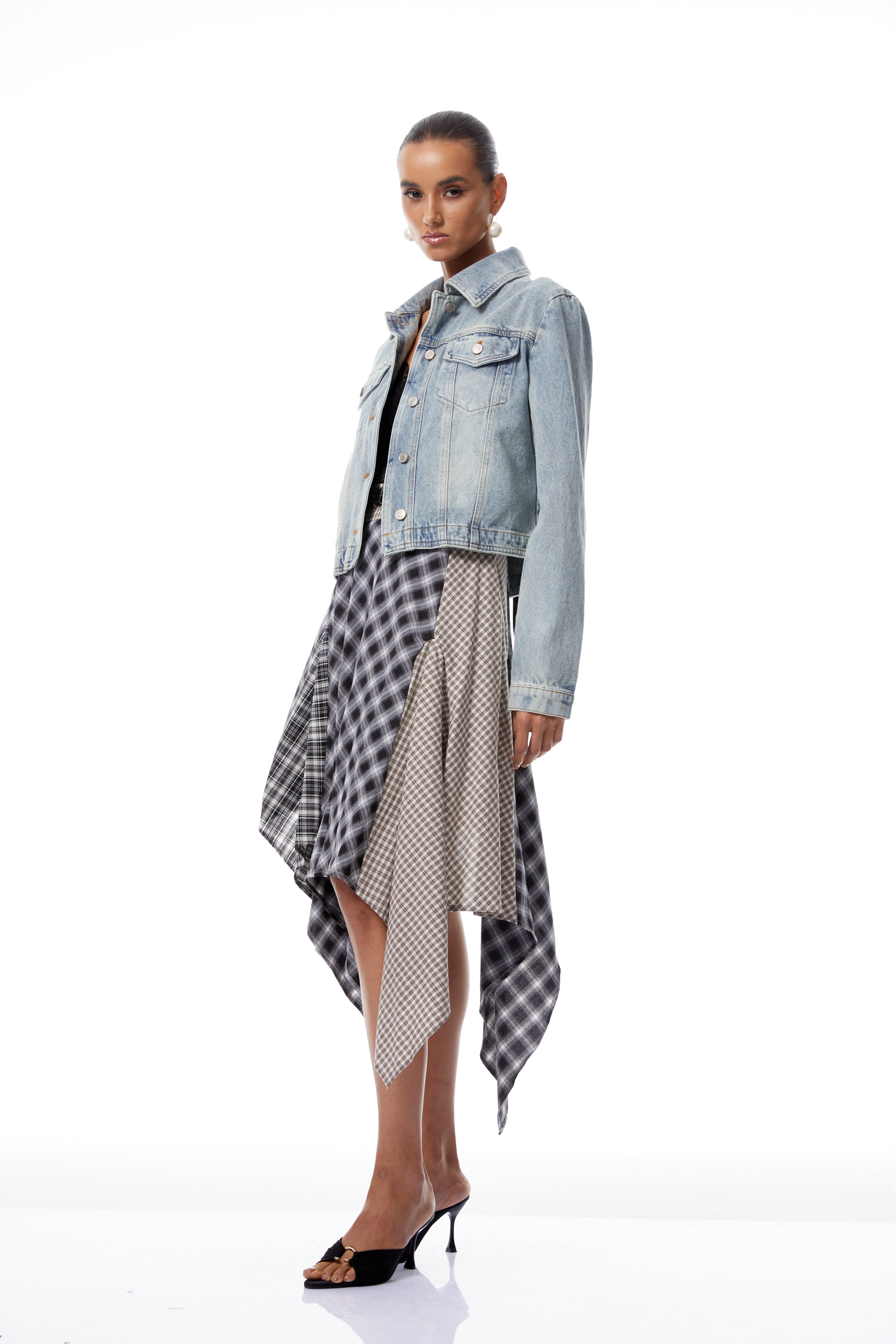 جاكيت جينز قصير مزين بأربطة زرقاء من زادي