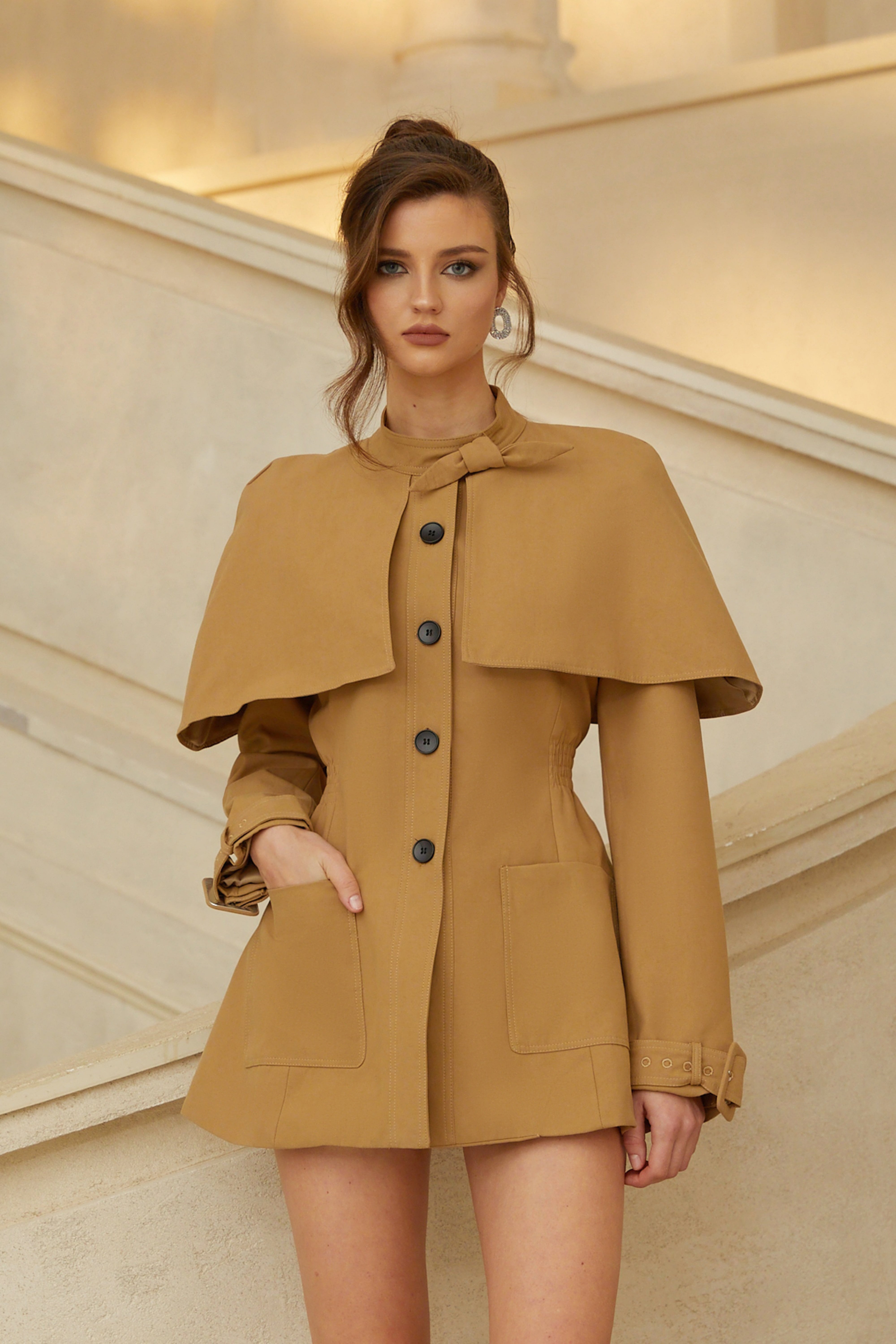 Azzurra Brown Trench-Minikleid mit Cape-Details