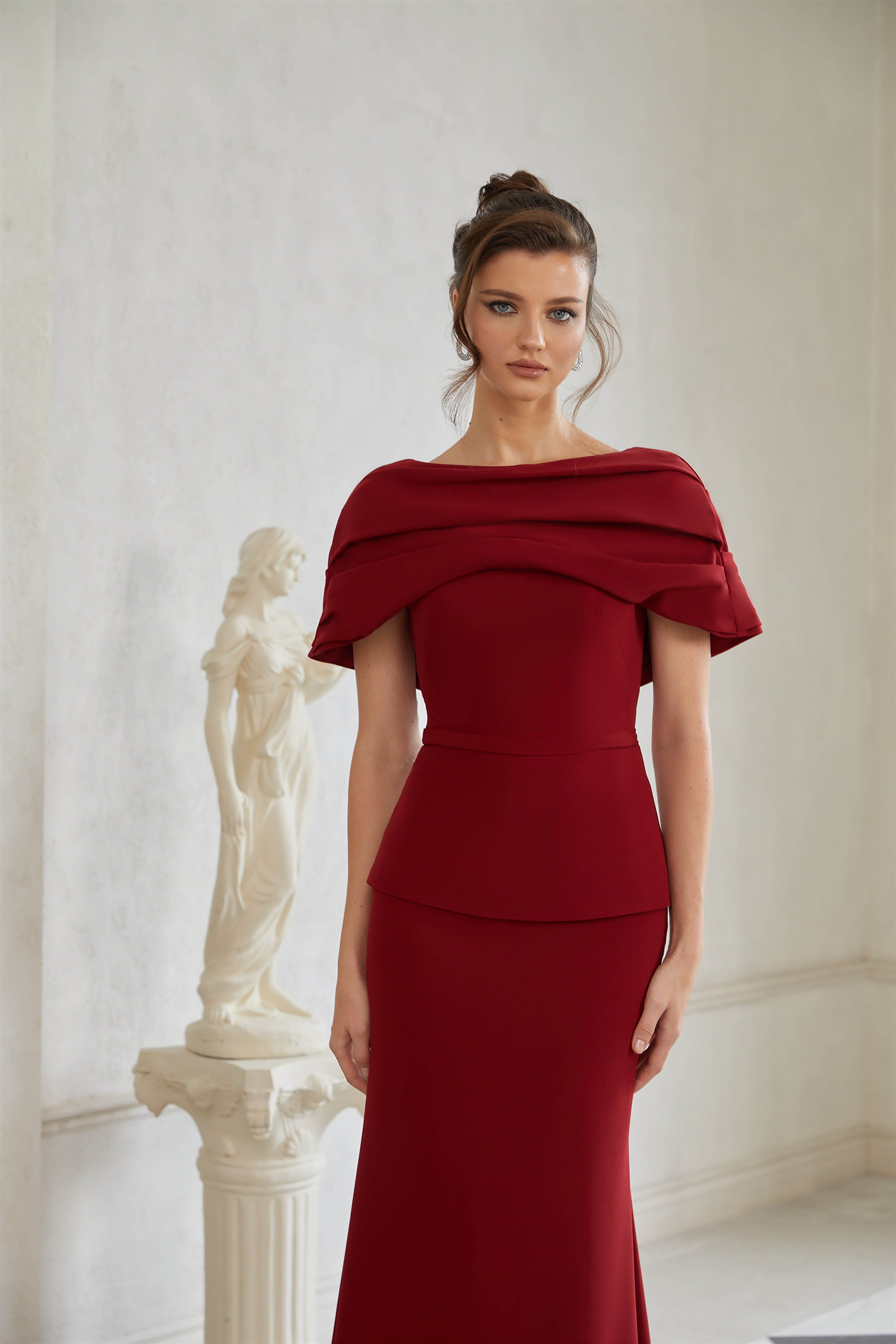 فستان لورين ماكسي أحمر بتفاصيل شال