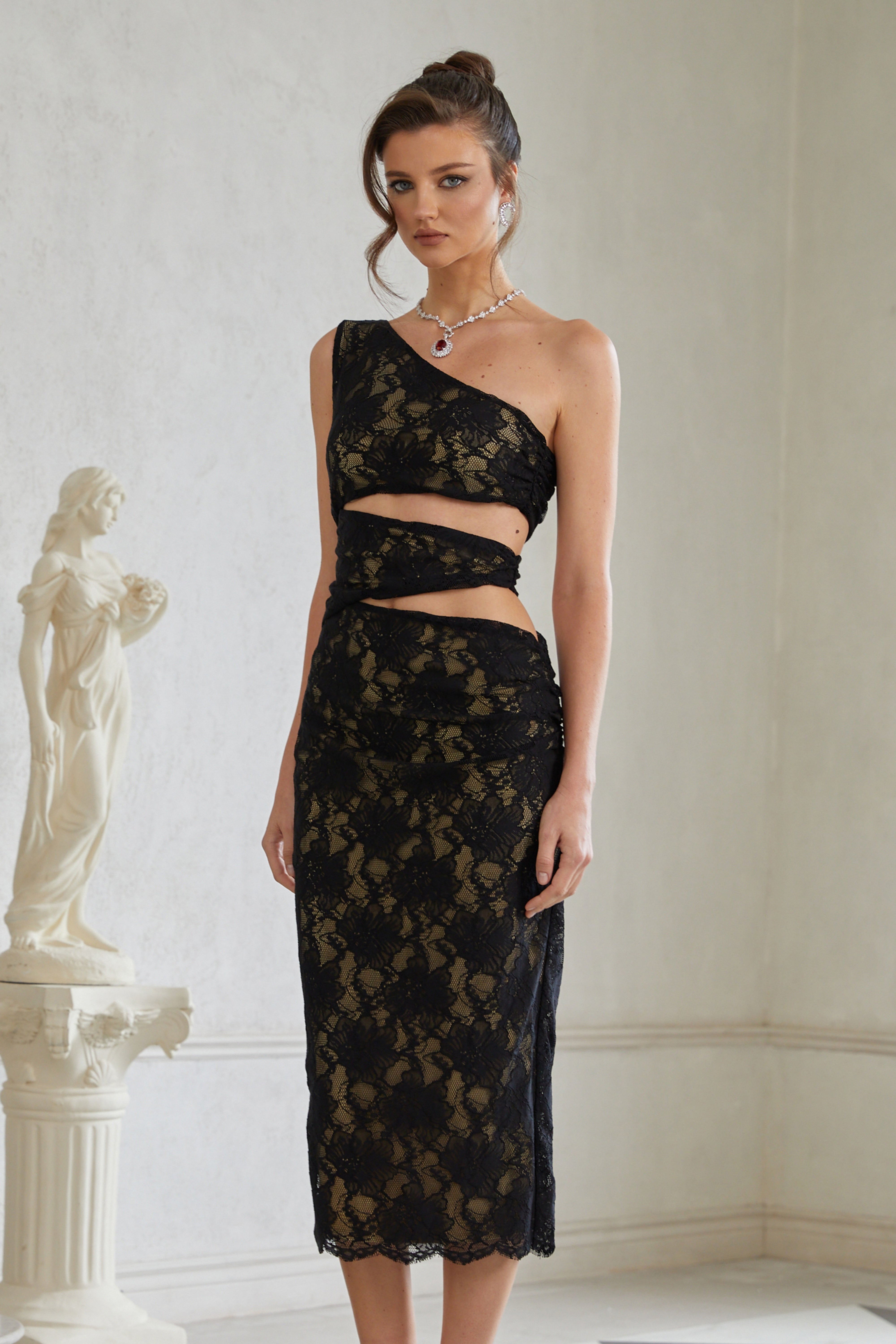 فستان بيانكا الأسود متوسط ​​الطول من الدانتيل المزهر