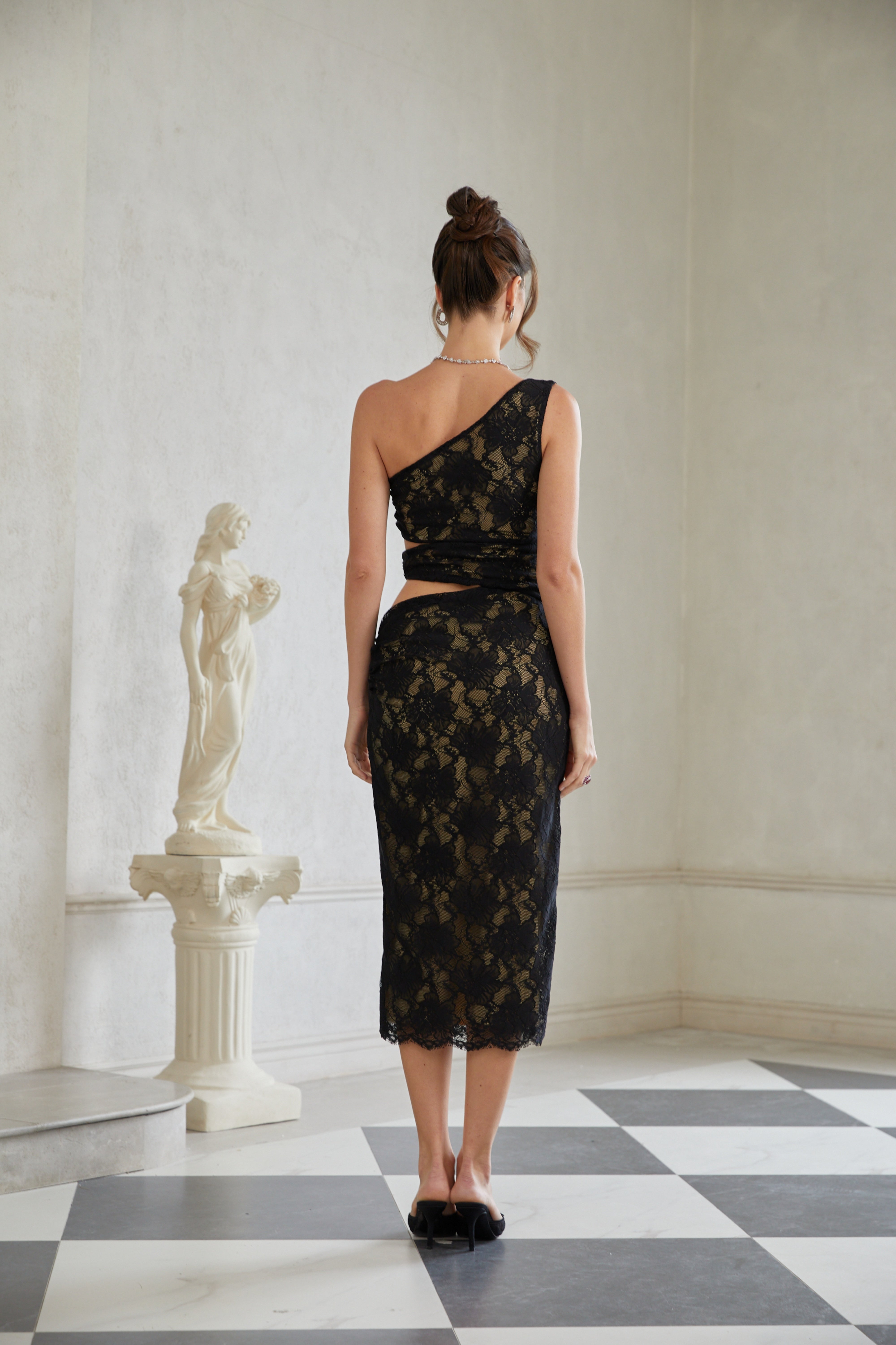 فستان بيانكا الأسود متوسط ​​الطول من الدانتيل المزهر