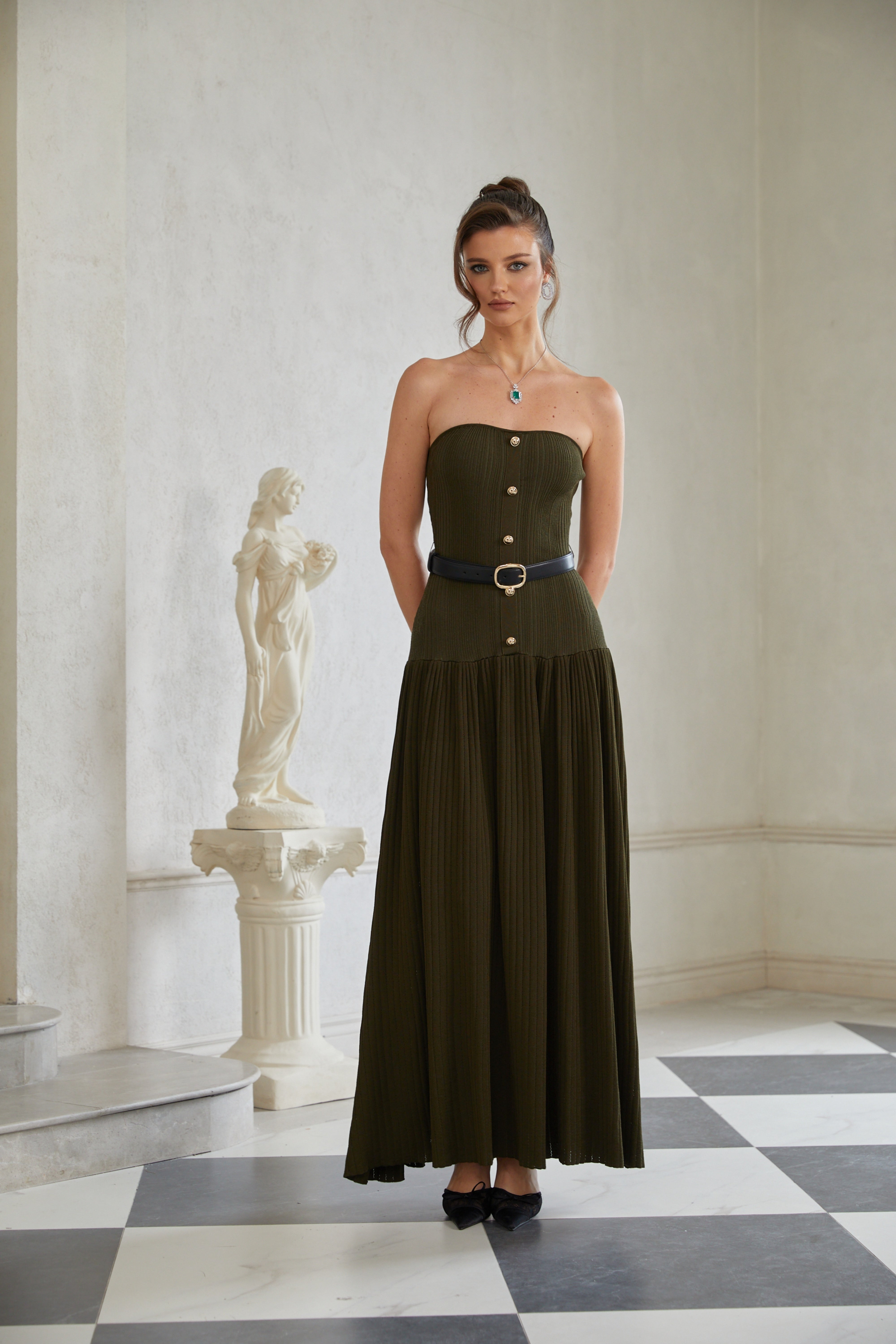 فستان لافينيا ماكسي أخضر مكشوف الكتفين محبوك ومضلع