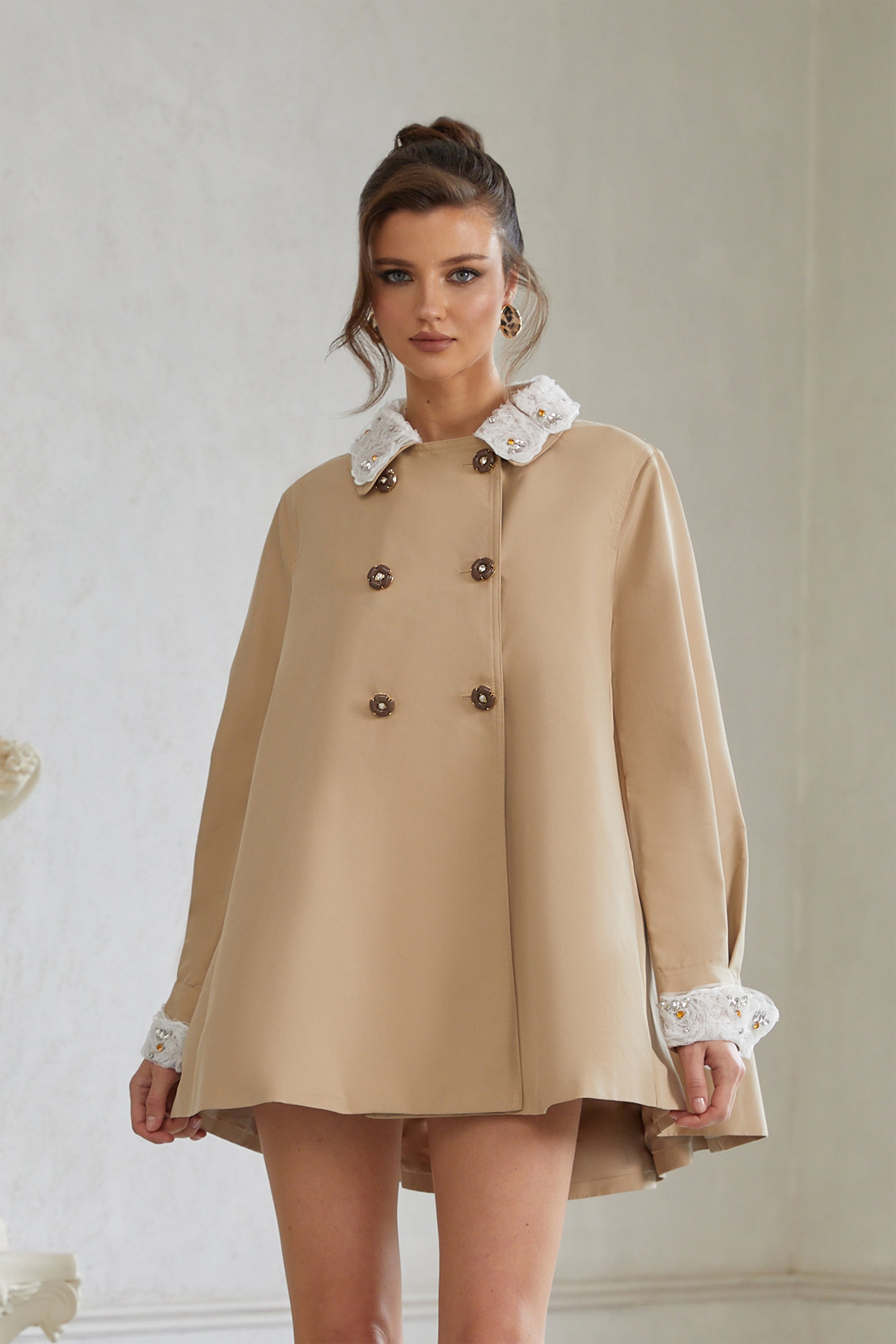 Marta Khaki Trenchcoat mit verziertem Spitzenbesatz