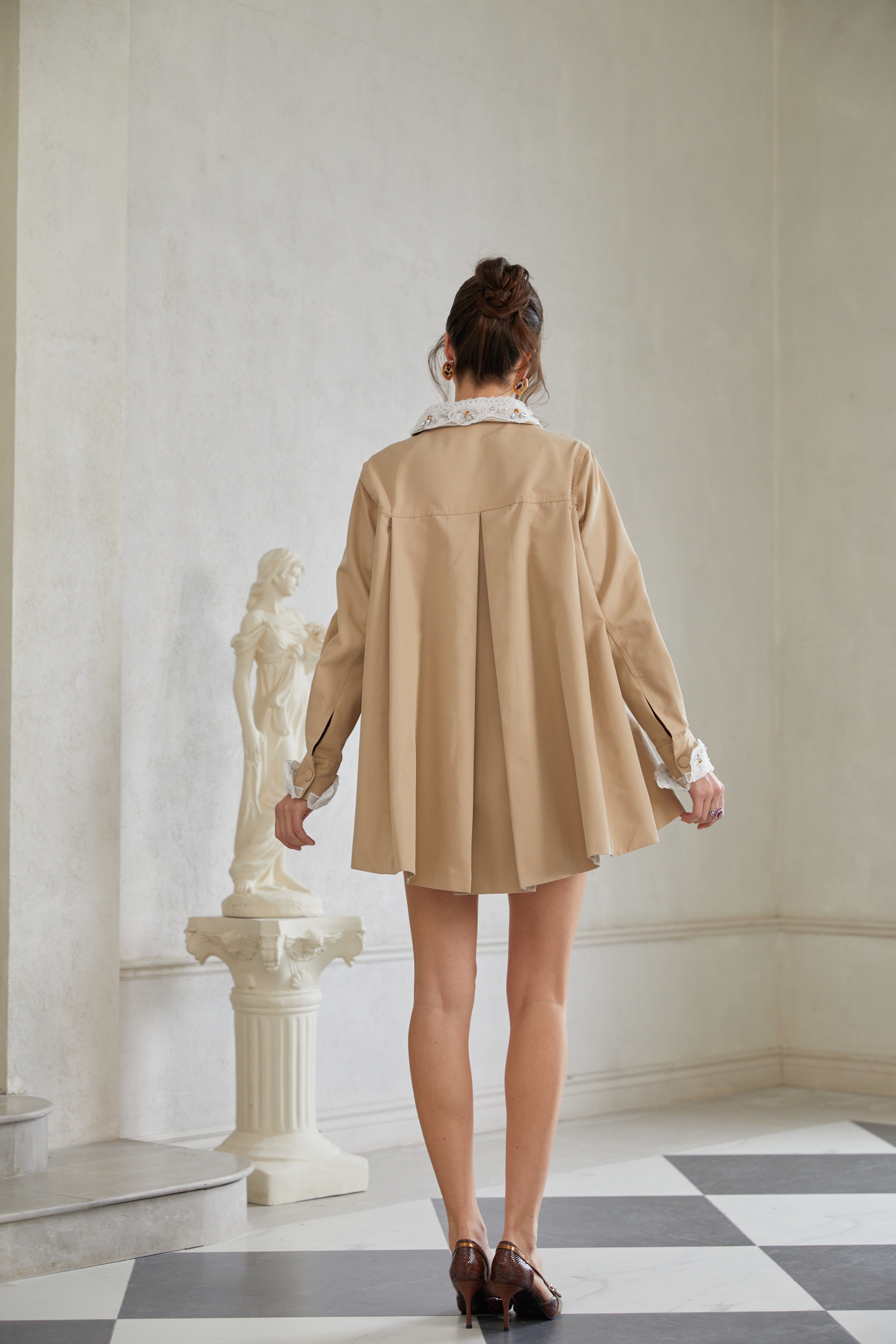 Marta Khaki Trenchcoat mit verziertem Spitzenbesatz