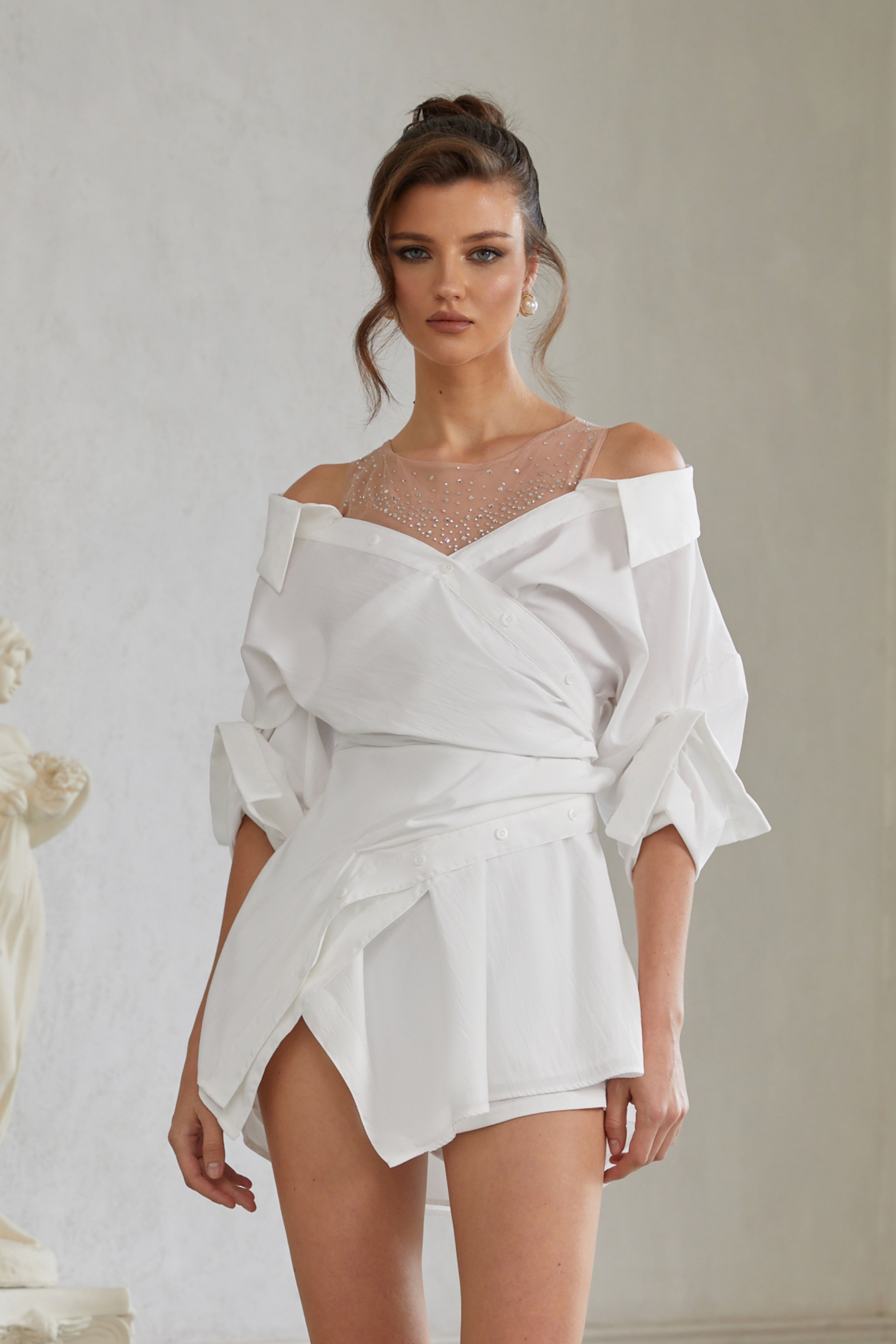 فستان جيمي وايت قصير بتصميم غير متماثل ومجمع