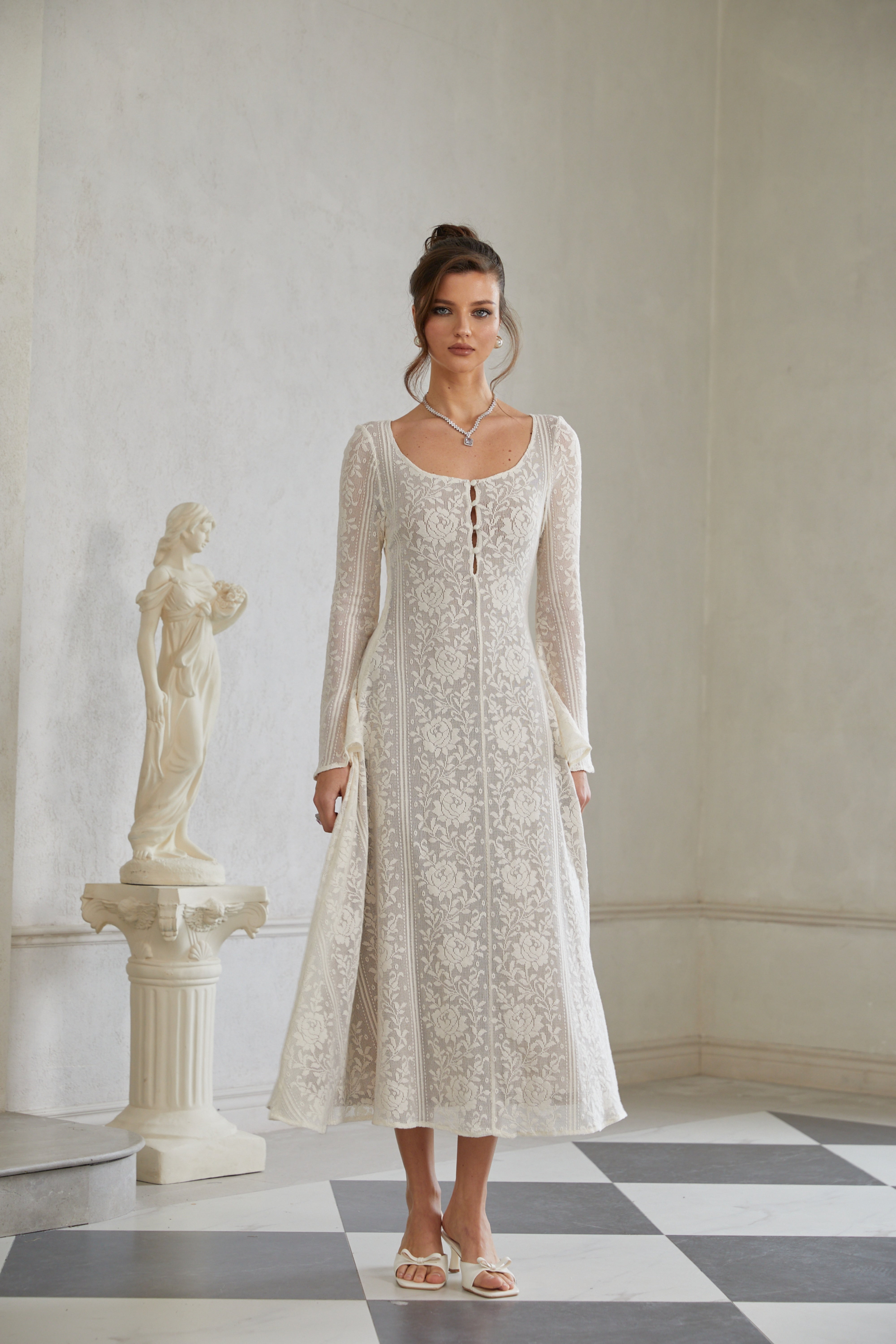 Weißes, ausgestelltes Midikleid aus Häkelstrick von Céline