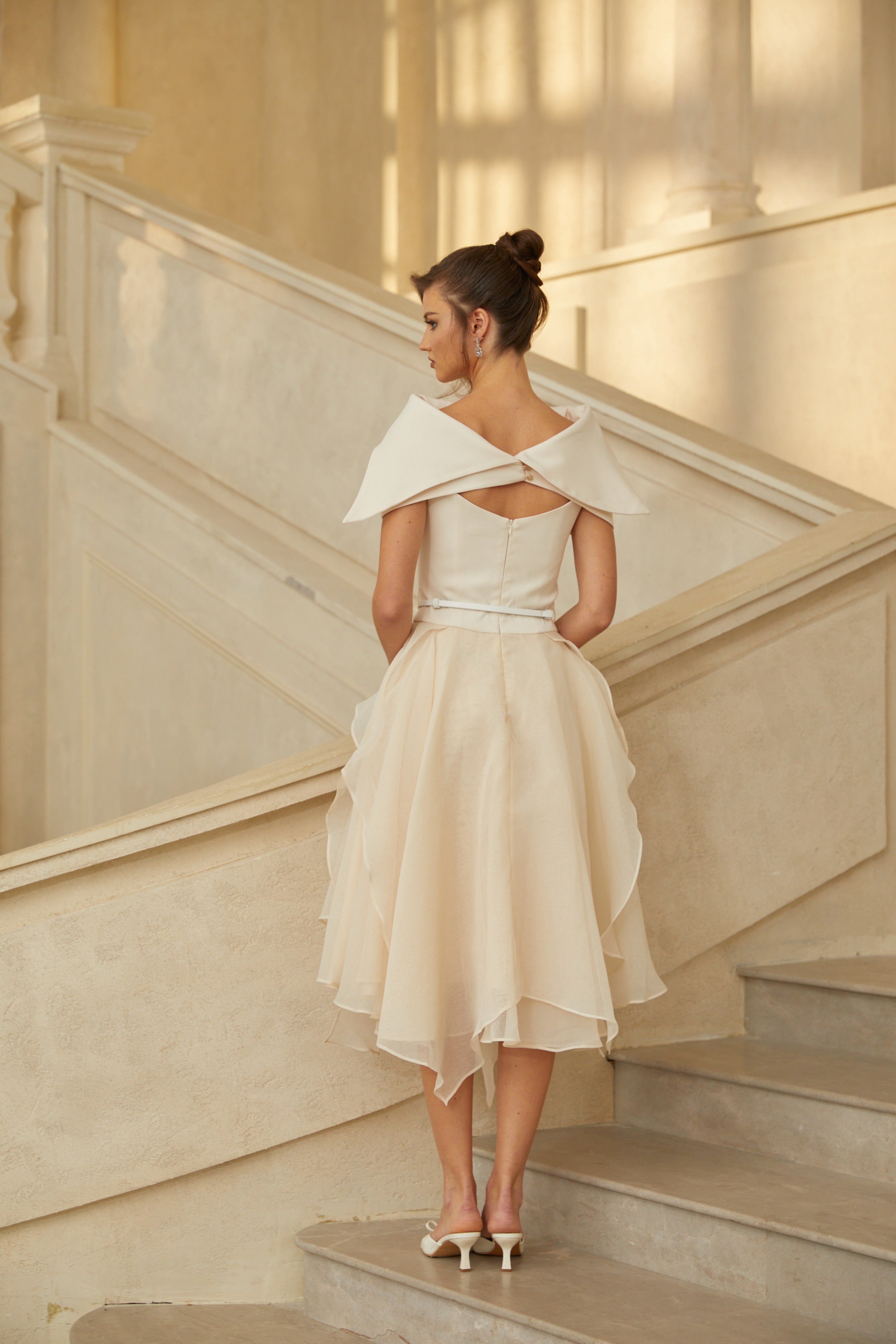 Aria Weißes asymmetrisches Schultertuch &amp; Tüll-Panel-Kleid-Set