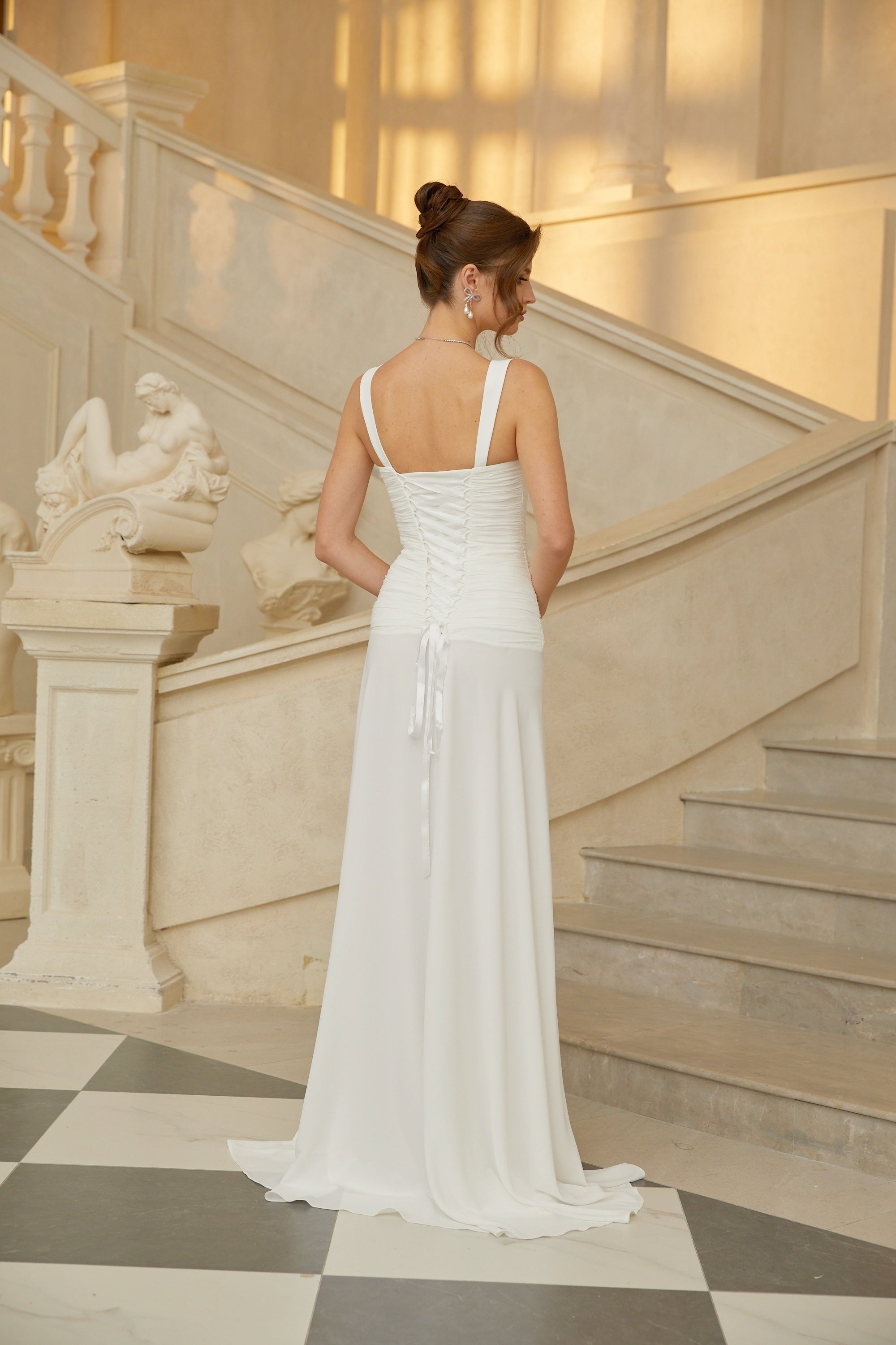 Sidonie Weißes Maxikleid mit Raffungen und Schnürung