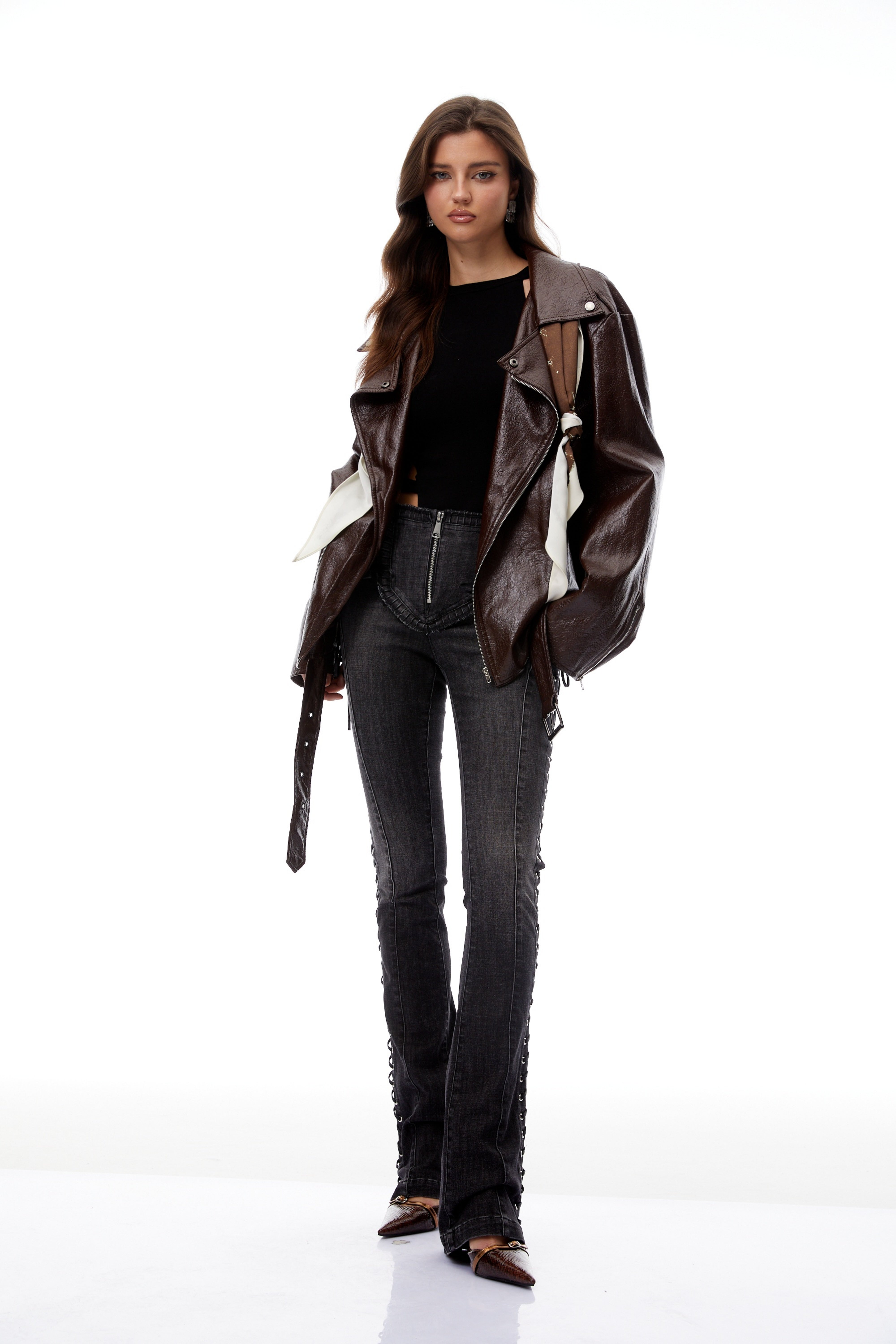 سترة جلدية بتفاصيل وشاح من الكستناء البريار