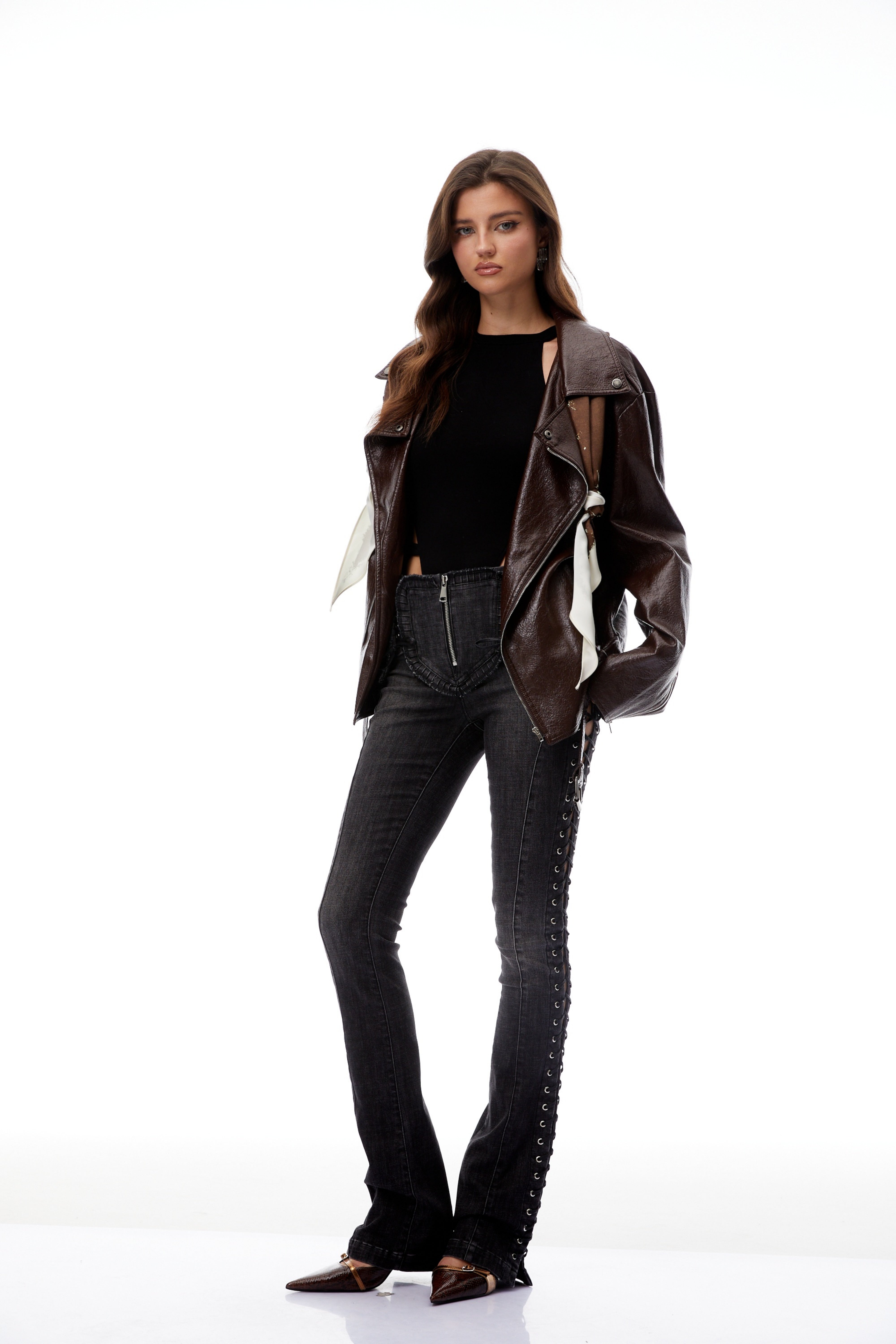 سترة جلدية بتفاصيل وشاح من الكستناء البريار