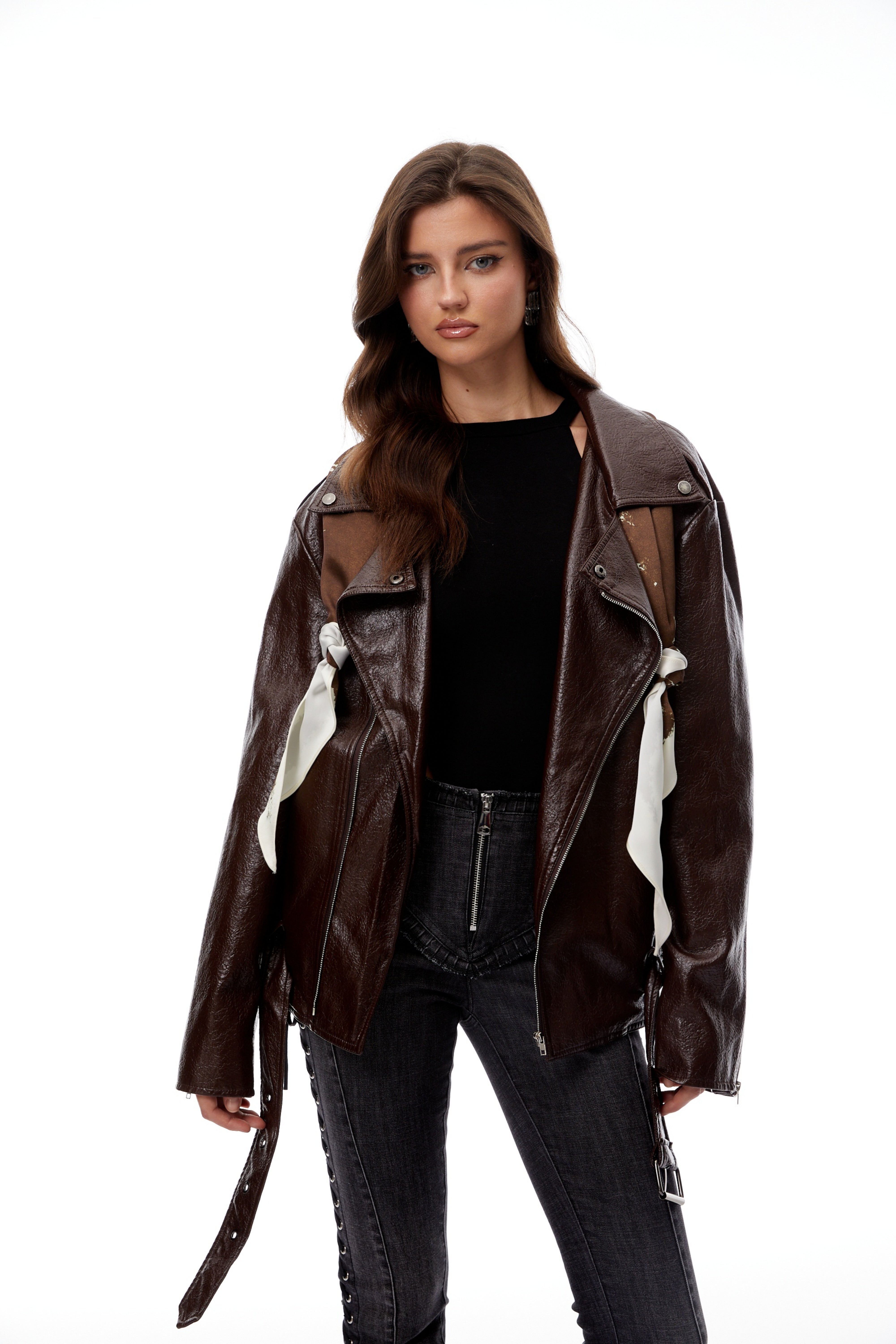 سترة جلدية بتفاصيل وشاح من الكستناء البريار