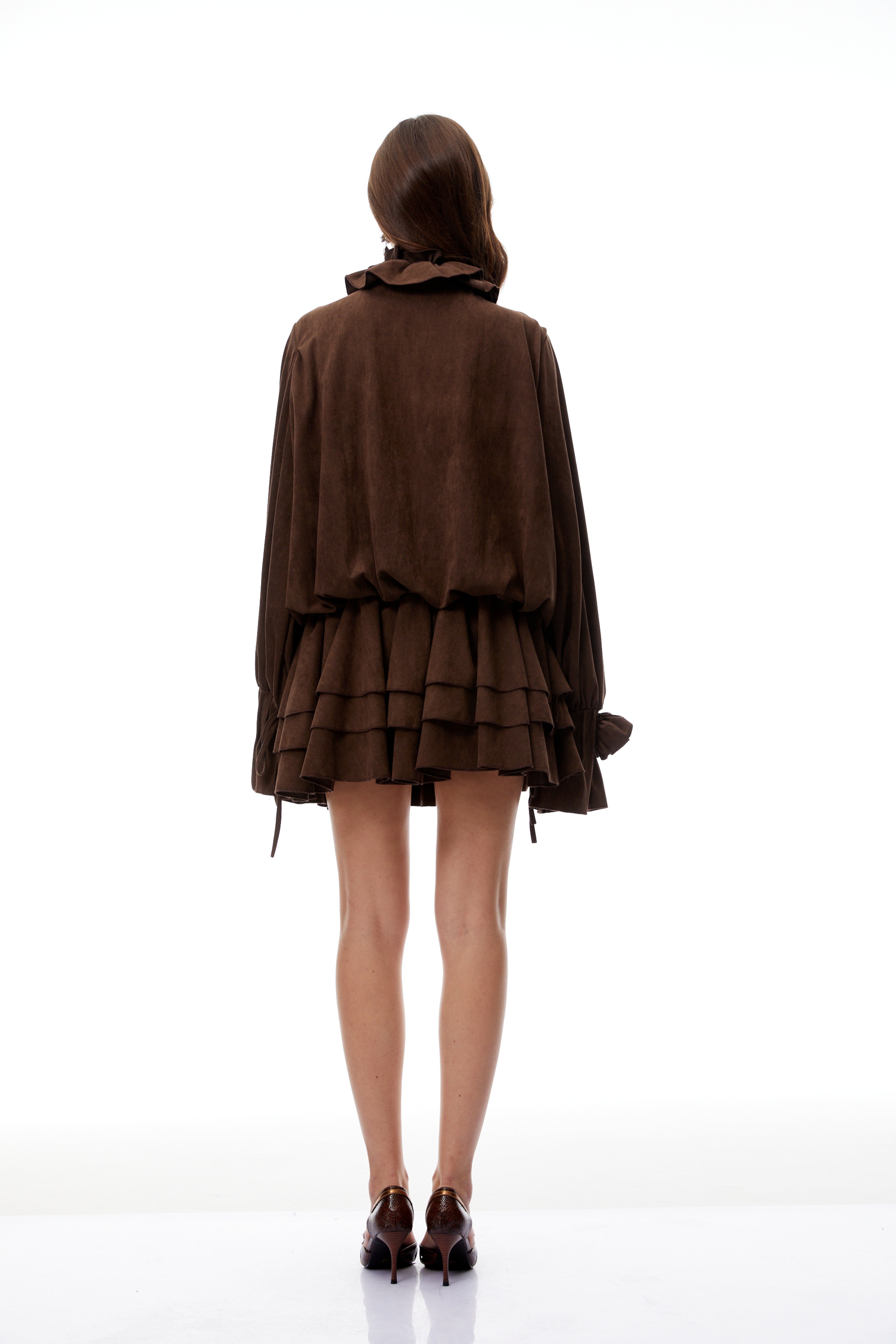 فستان قصير بطبقات مزين بالزهور من Zéphyrine باللون المحايد