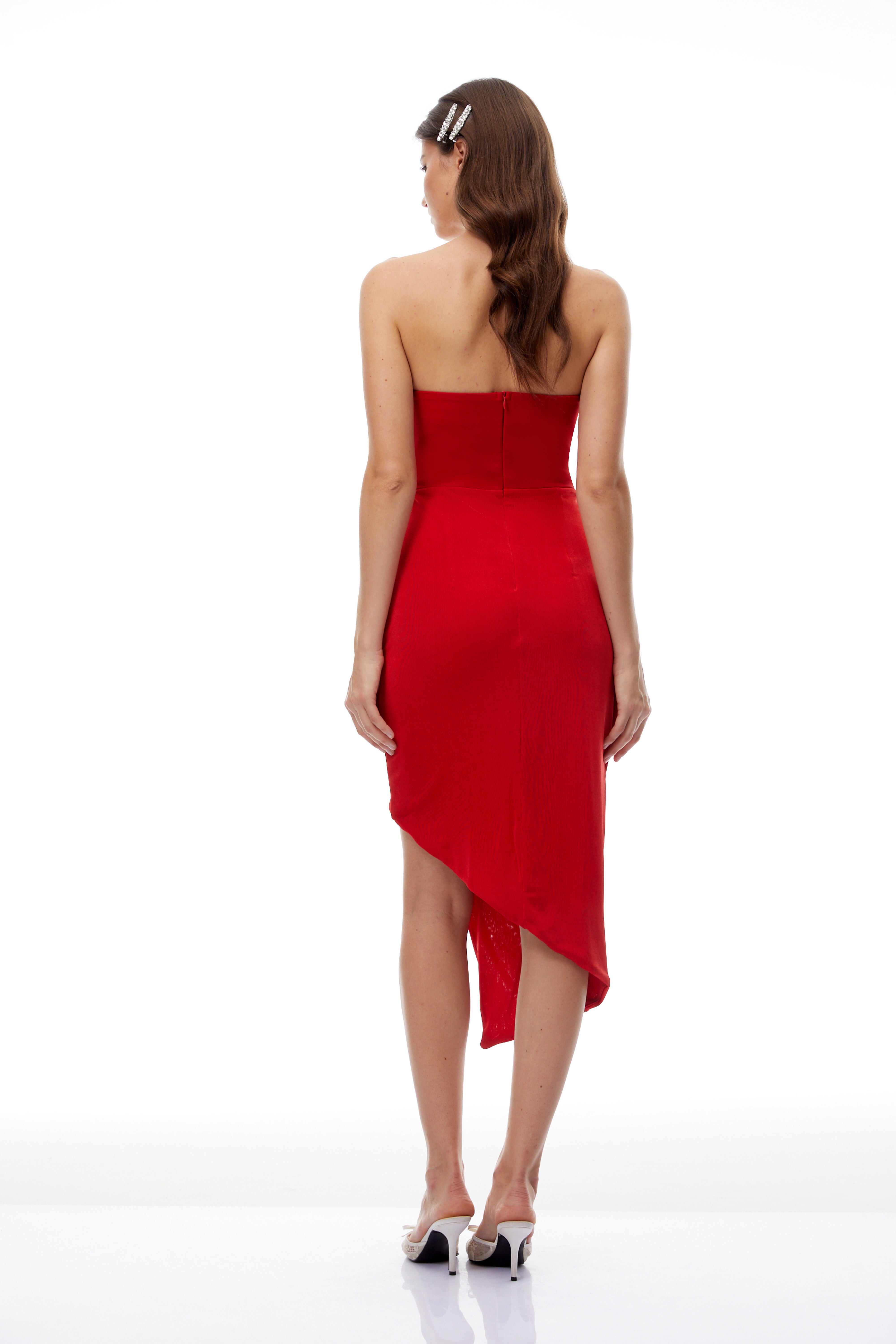 فستان أونا الأحمر القصير بدون حمالات ومُجمّع