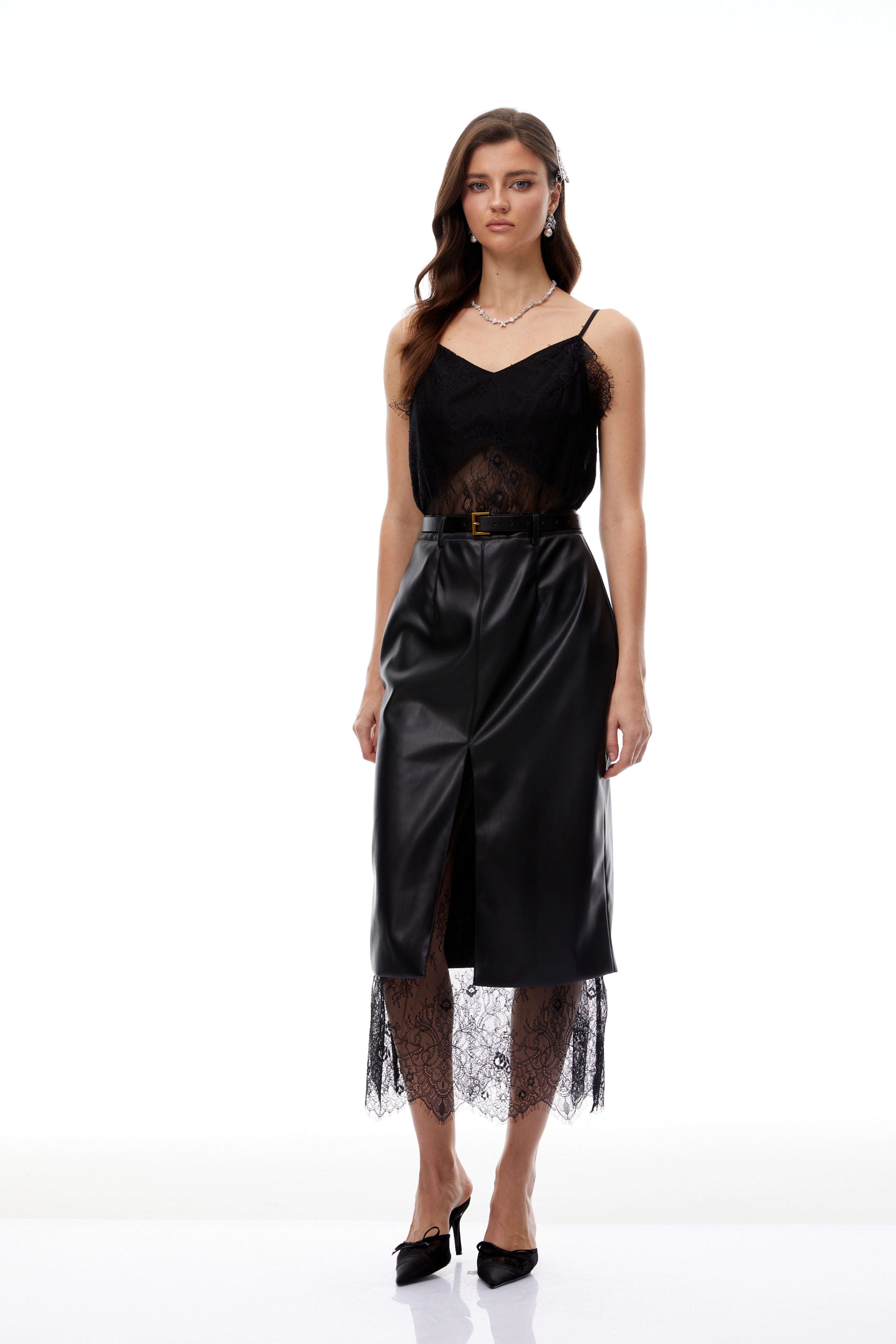 فستان ديبي ميدي من الجلد الأسود مع لوحة من الدانتيل