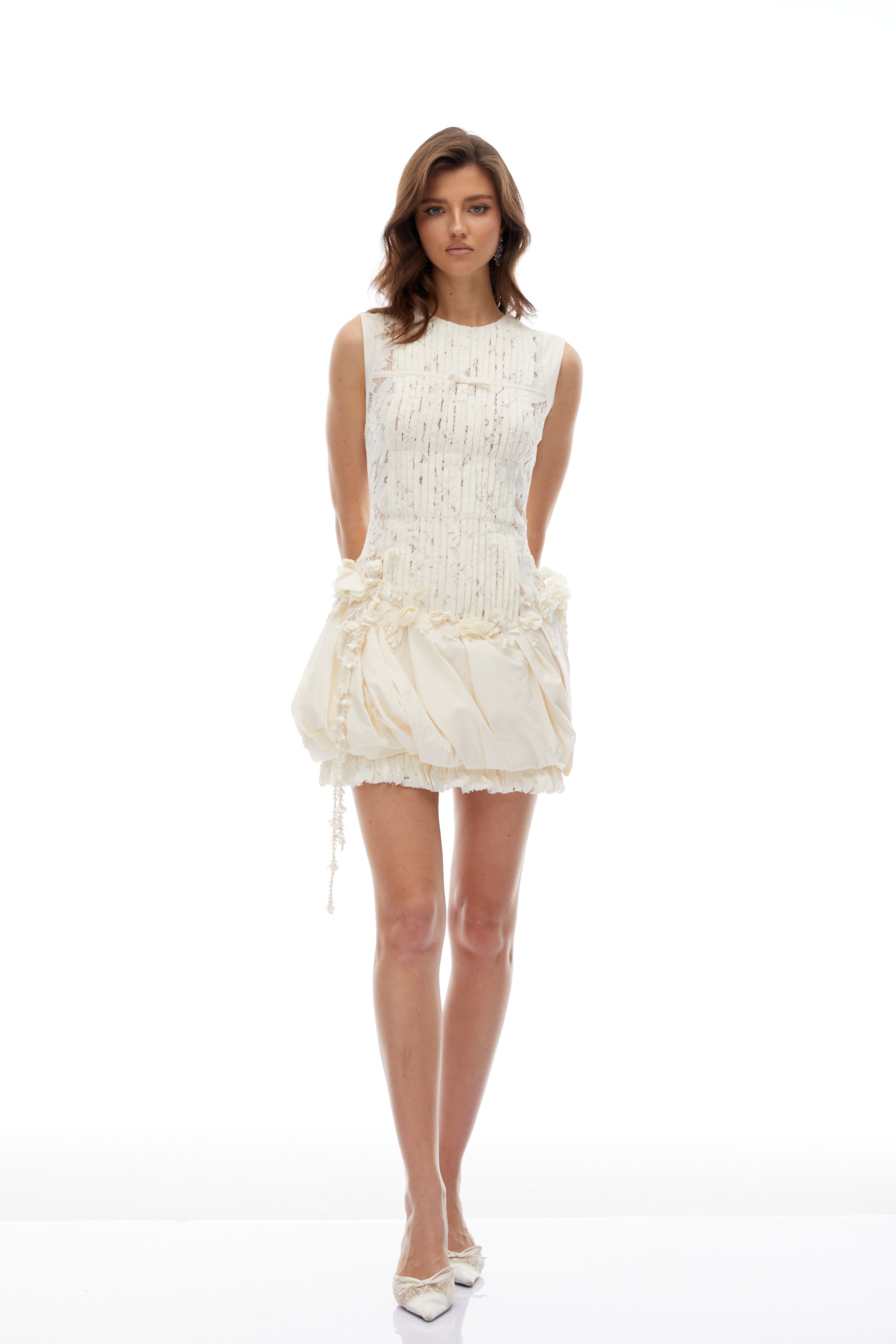 Svein – Neutrales Minikleid aus plissierter Blumen-Spitze