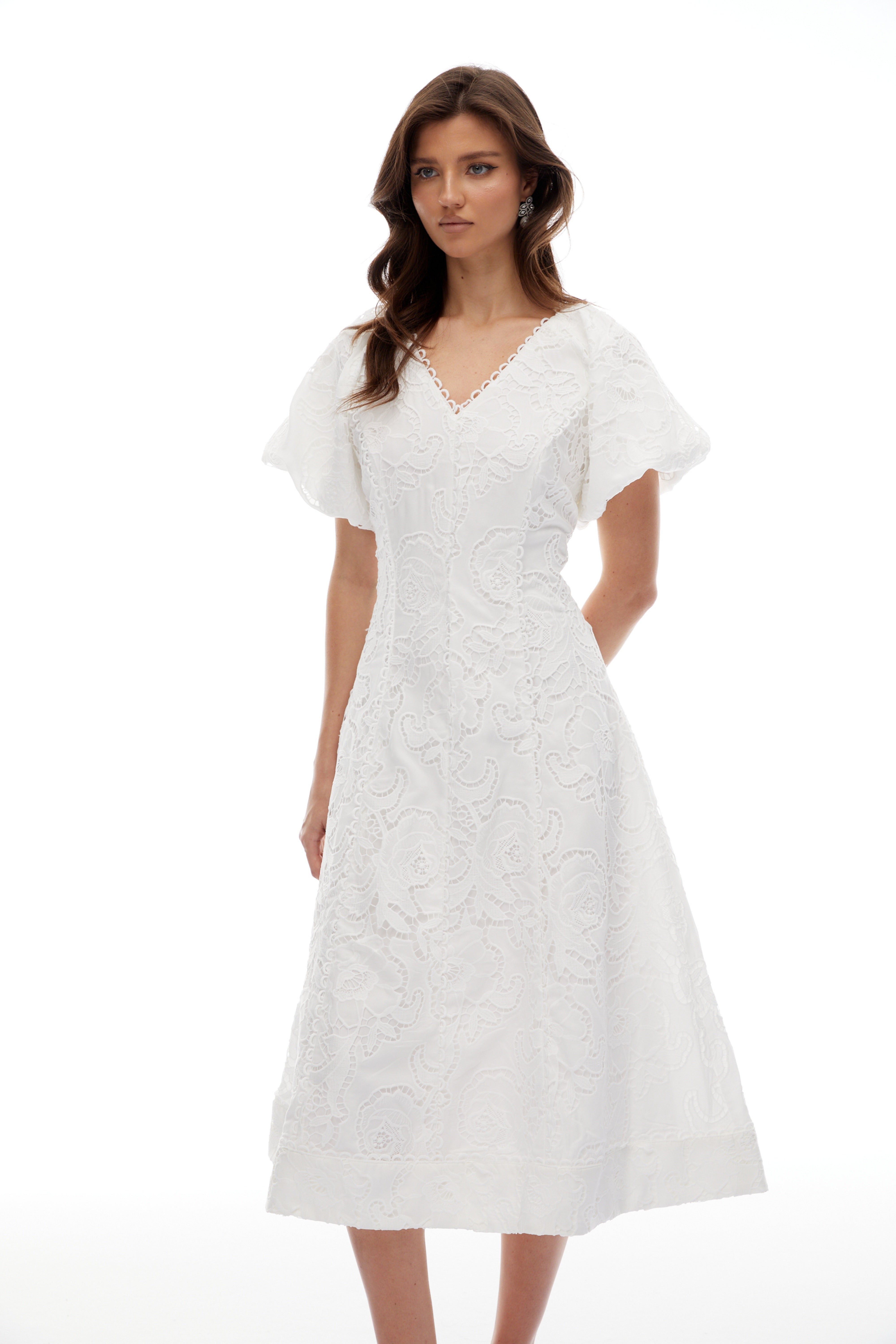 فستان ريناتا الأبيض المزين بالدانتيل والمطرز بالزهور