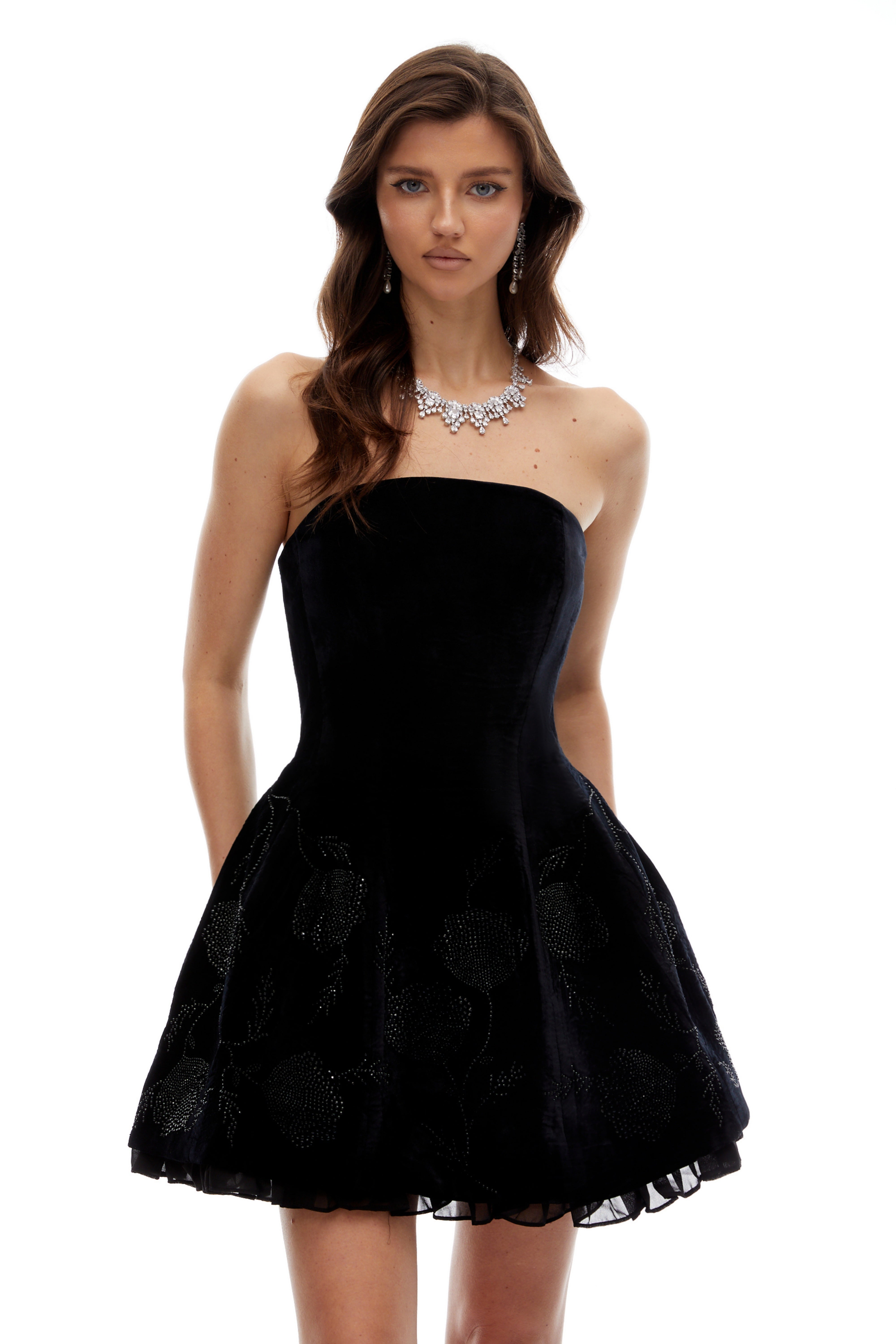 فستان فيرومكا الأسود القصير المزين بأحجار الراين والزهور