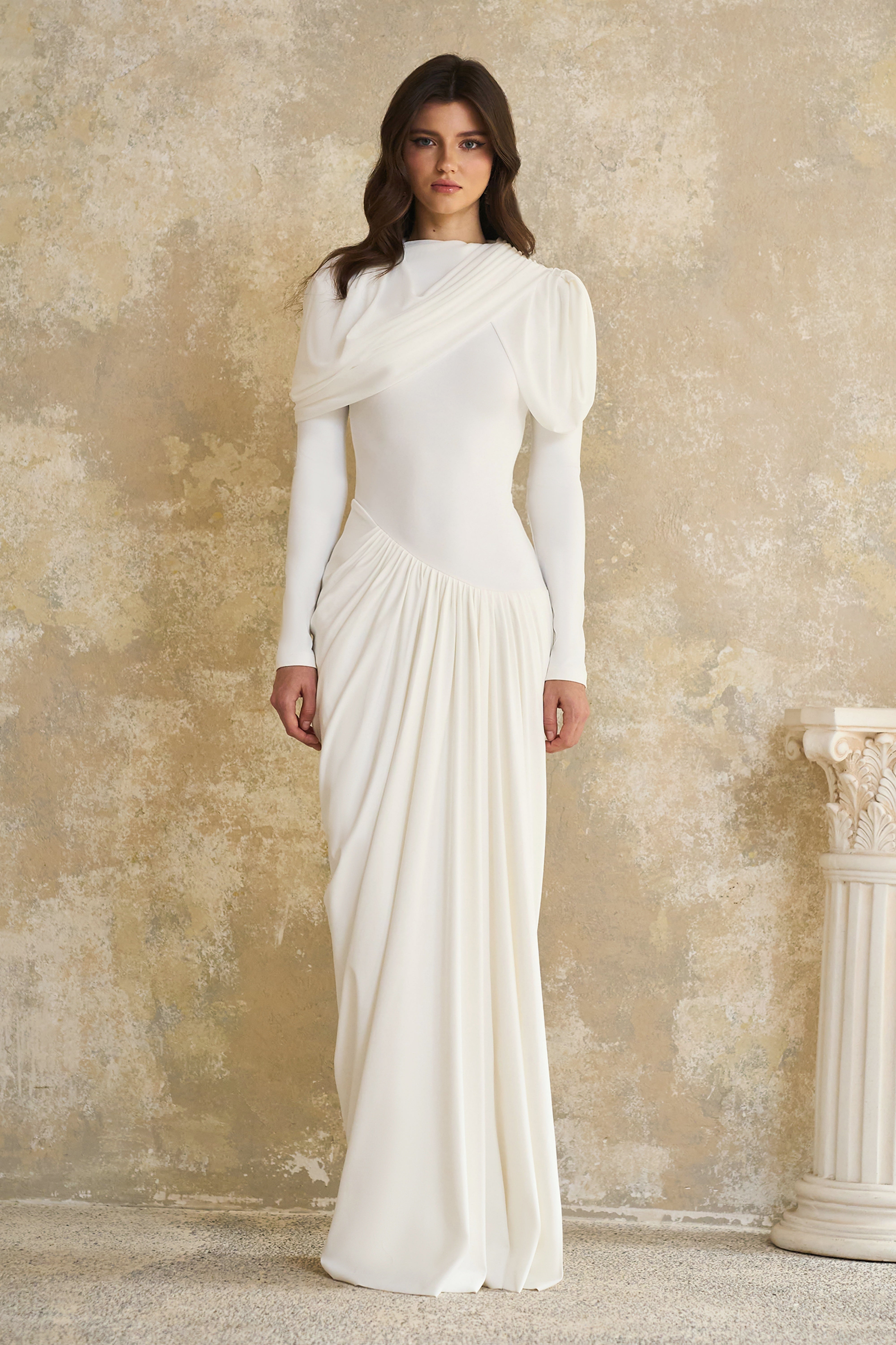 فستان كاثرين ماكسي مطوي غير متماثل باللون الأبيض 