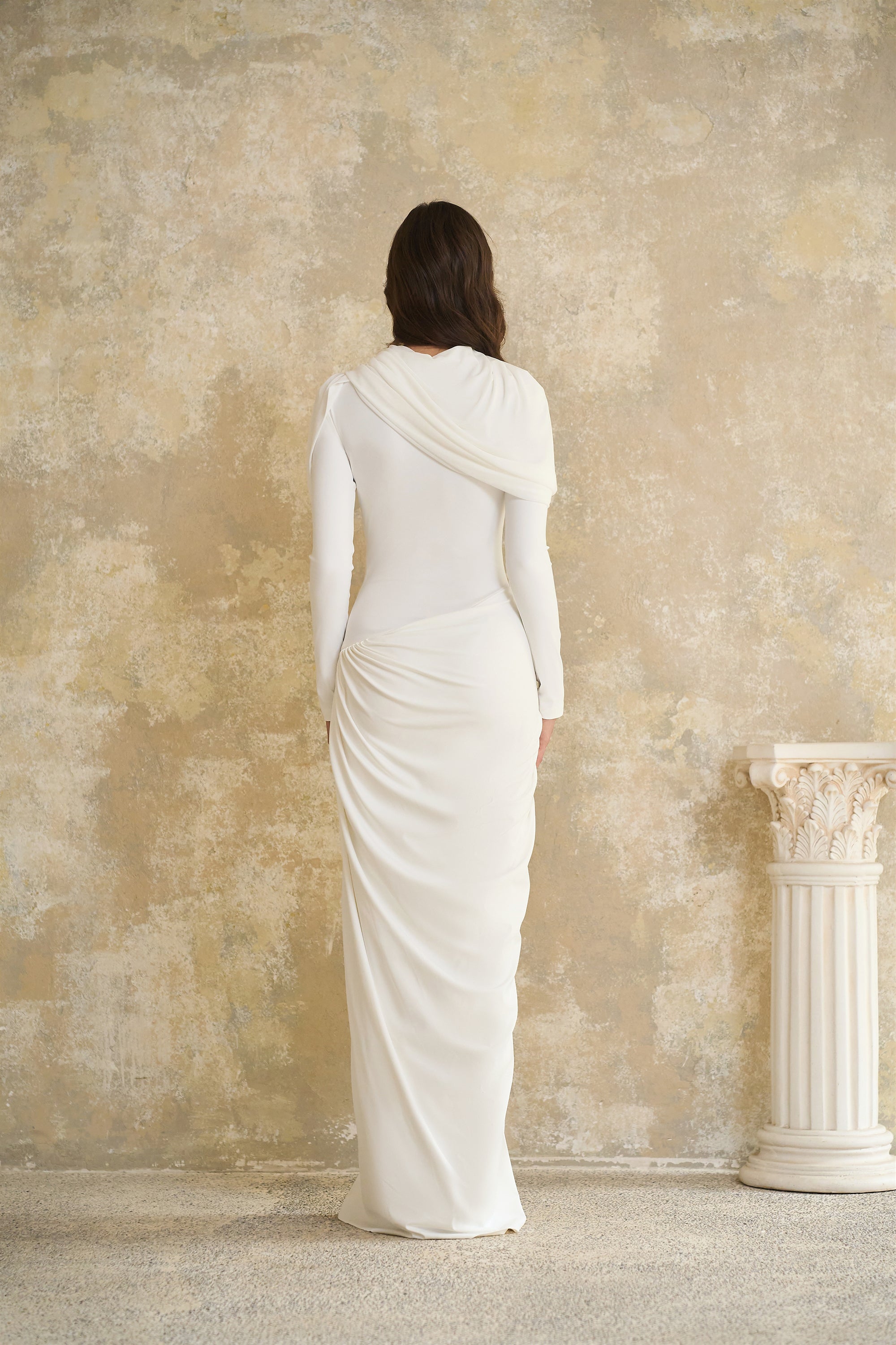 فستان كاثرين ماكسي مطوي غير متماثل باللون الأبيض 