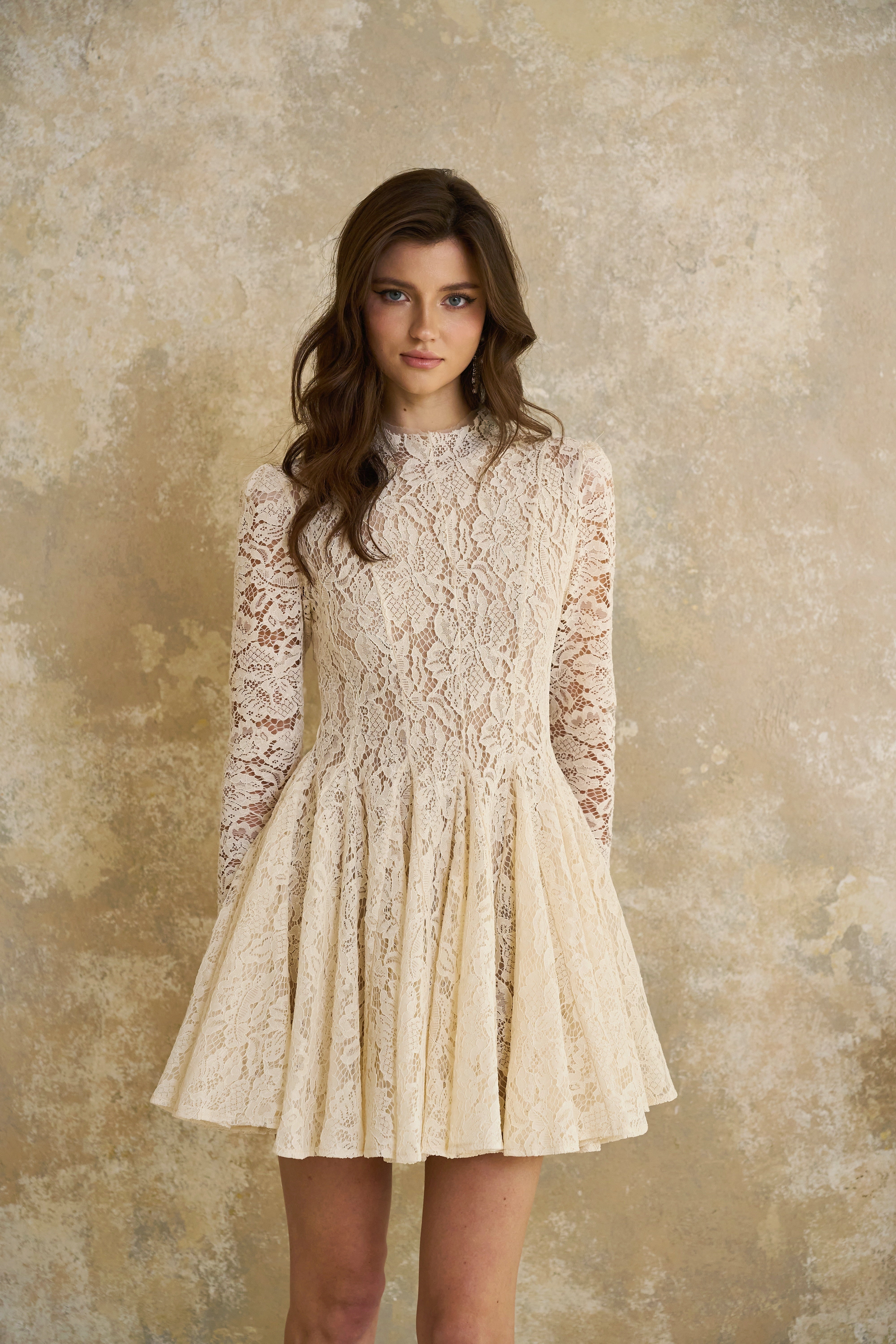 Bronte Weißes plissiertes Minikleid aus floraler Spitze