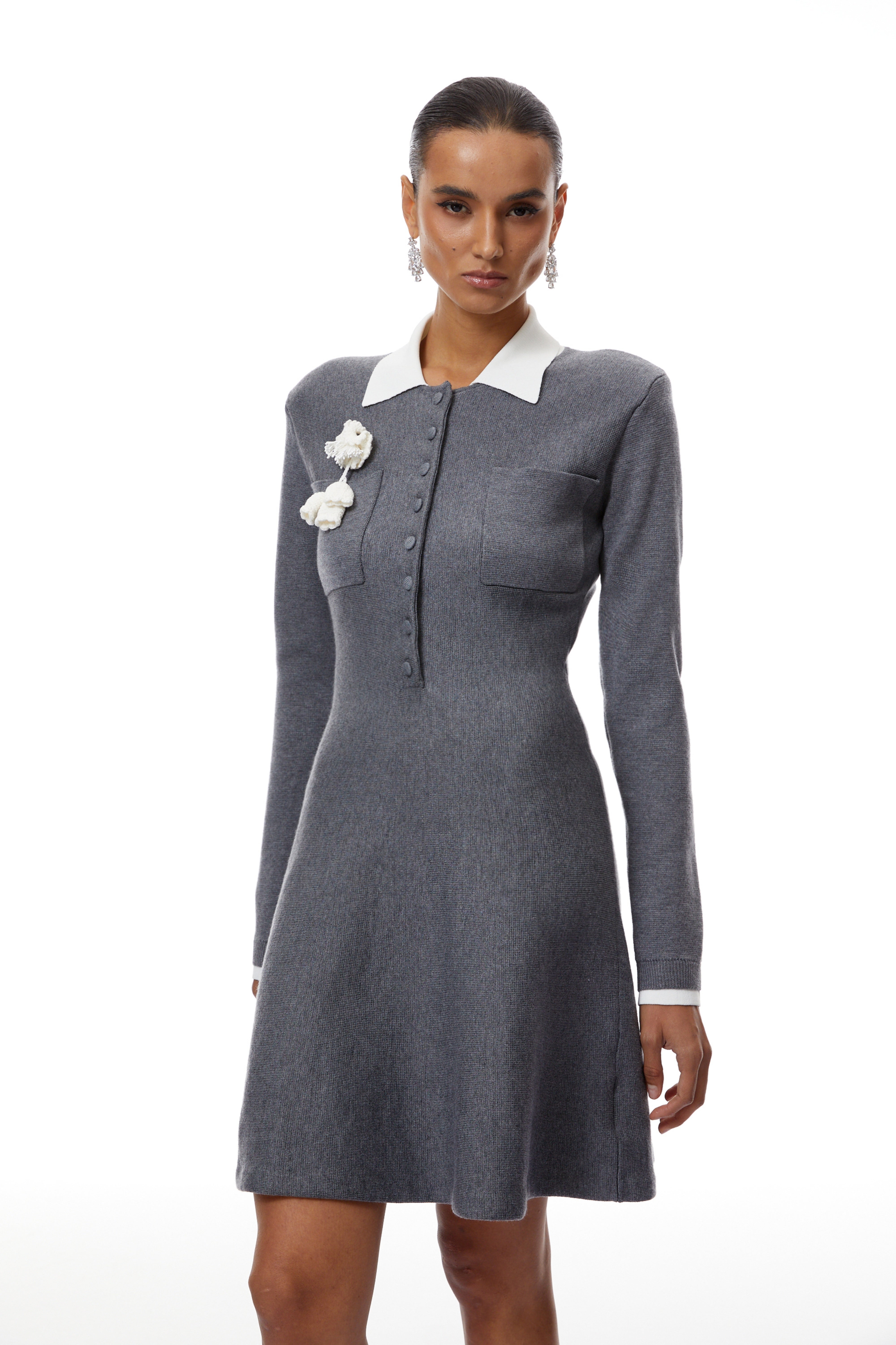 فستان قصير من قماش بتلات الزهور الرمادية من كلوتيلد