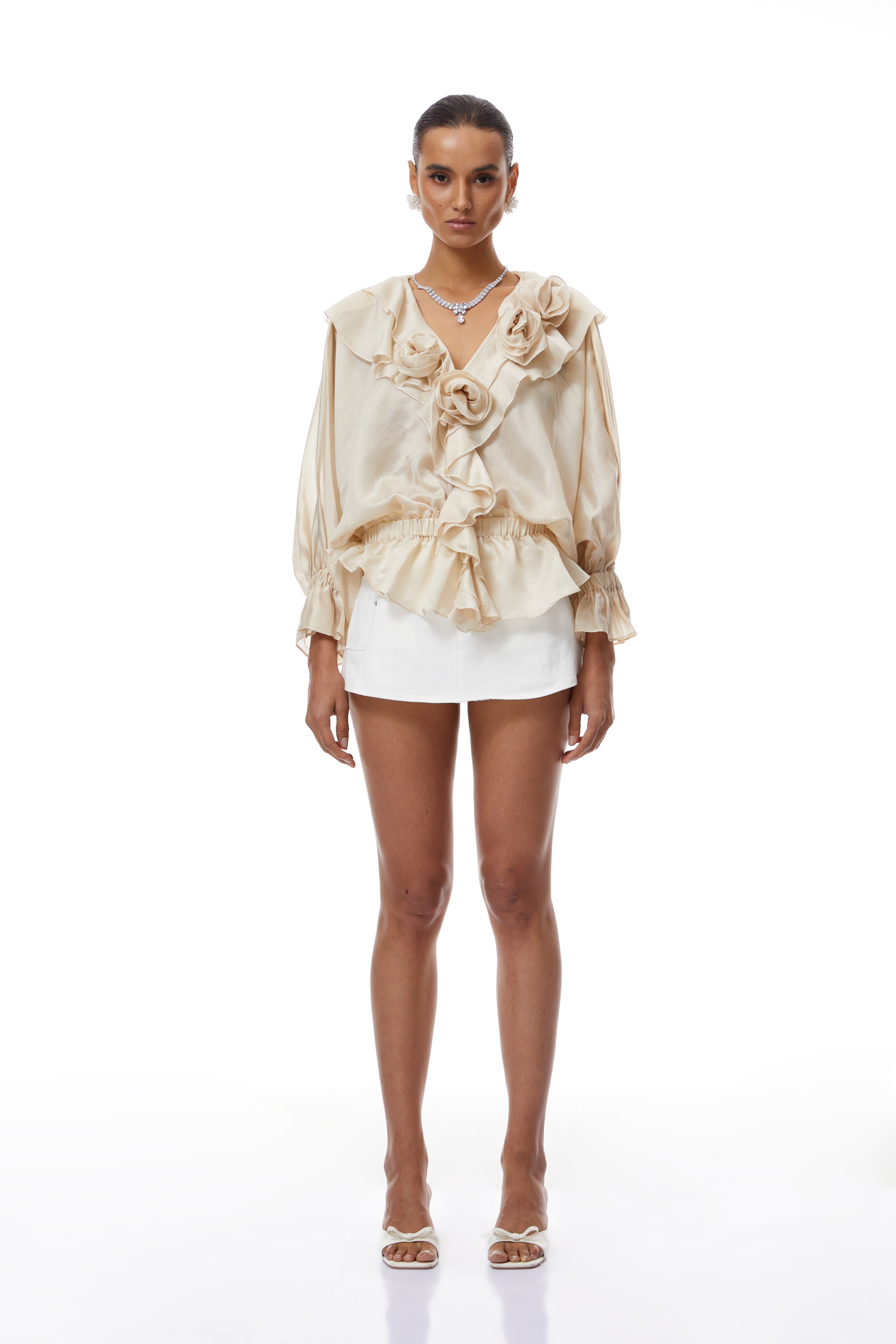 بلوزة أوريلي المحايدة ذات الكشكشة ثلاثية الأبعاد