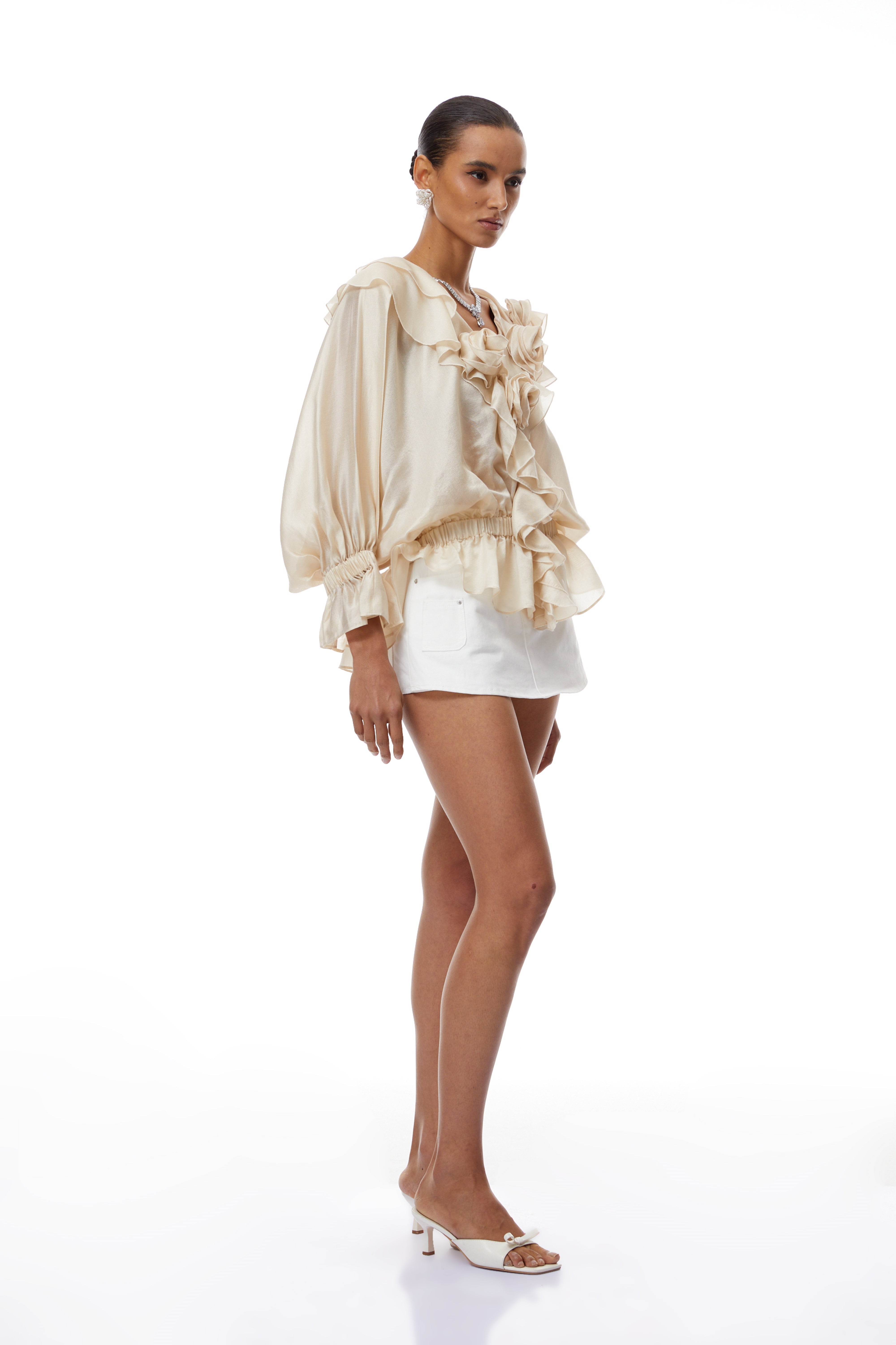 بلوزة أوريلي المحايدة ذات الكشكشة ثلاثية الأبعاد