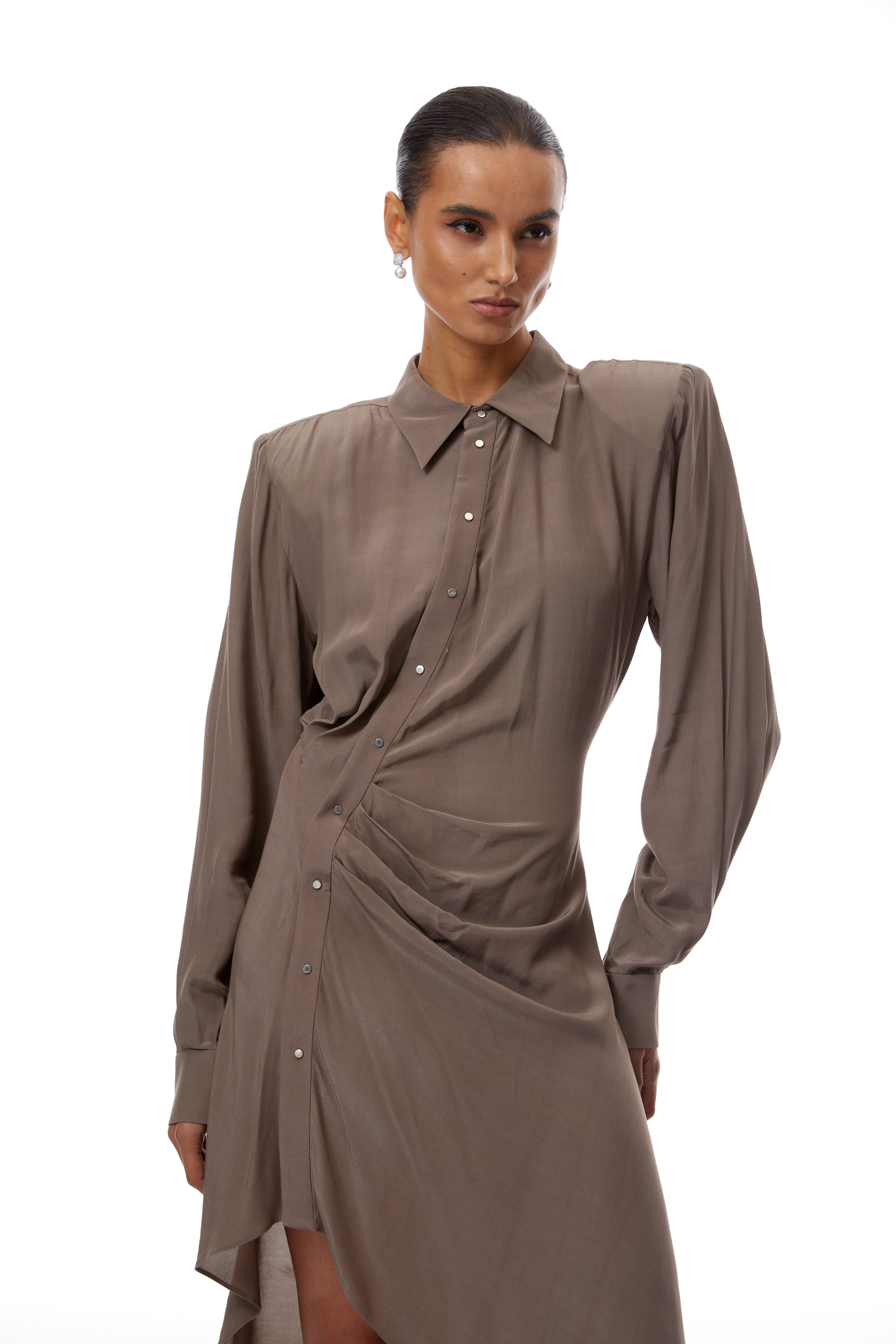 فستان روبرتا براون متوسط ​​الطول غير متماثل ومكشكش